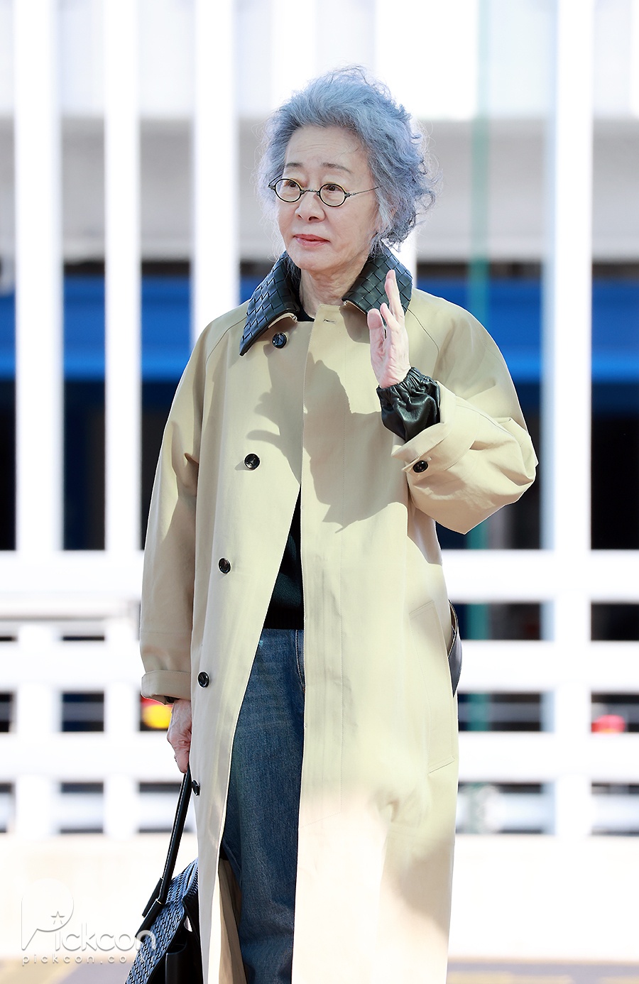 윤여정 공항패션 / 사진: 픽콘DB