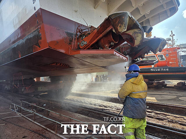 &nbsp;  Crews conduct thorough hull cleaning operations on the Dokdo Peace. / Ulleung County