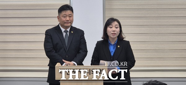 &nbsp;  Democratic Party city council members Bang Jin-young (left) and Kim Min-sook (right) held a press conference at the Daejeon City Council on February 10, criticizing the resolution urging a public referendum on the Daejeon-Chungnam administrative integration as irresponsible behavior that fuels unnecessary conflict. / Photo by Jung Ye-jun