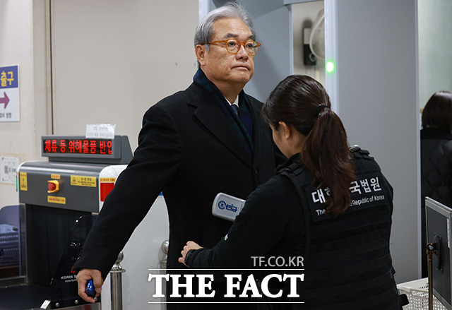 &nbsp;  Jeong undergoes a security screening before the trial. /Photo by Song Ho-young (Pool)
