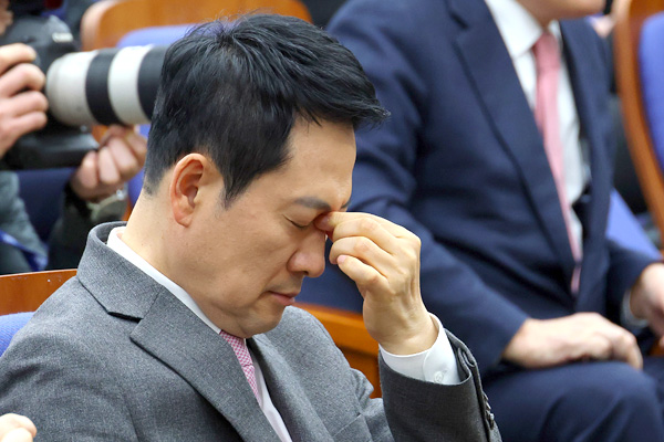 &nbsp;   ▲ Jang Dong-hyuk, leader of the People Power Party, appears deep in thought during a party meeting at the National Assembly on February 9. ⓒYonhap News