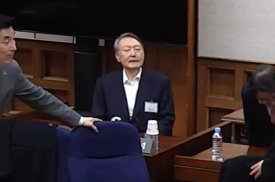 

<figure>” /><figcaption>
<figure></figcaption></figure>
</div>
<p><strong>人権活動家のユン・ソンニョル無期懲役に対する考え</strong></p>
<p>もちろん、長年人権運動に携わってきた私は死刑制度に反対だ。ユン・ソンニョルに裁判部が死刑を言い渡すべきだと考えているわけでもない。問題は、チ・グィヨン裁判官が死刑を言い渡さなかった理由が、国内外の人権機関の勧告ではないという点だ。</p>
<p>死刑制度は一人の命を奪うものであり、生命権を侵害するものだ。韓国は1990年に「市民的及び政治的権利に関する国際規約」（略称：自由権規約）に加入し、生命権は6条に明記された権利だ。長年、国際人権機関は、死刑執行は誤判や過ちが取り返しのつかないものであり、死刑執行の猶予が人間の尊厳の尊重と人権の促進及び漸進的発展に寄与し、死刑制度が犯罪抑止力として作用するという決定的証拠がないとしている。そのため、国連総会で死刑執行モラトリアム決議案も採択され、「死刑廃止のための市民的及び政治的権利に関する国際規約第2選択議定書」（以下、死刑制度廃止選択議定書）も作られた。このような理由で、戦争犯罪や反人道的犯罪、ジェノサイドのような犯罪の深刻さと残虐性に対応するために作られた国際刑事裁判所（ICC）でも、裁判所が言い渡せる最高刑は終身刑のみだ。国際刑事裁判所（ICC）が言い渡せる刑の種類に死刑はない。</p>
<p>韓国は1997年12月30日以来、死刑を執行していないが、韓国政府は公式に死刑執行モラトリアムを宣言せず、「死刑制度廃止選択議定書」も批准していない。2023年11月の自由権規約審査の結果、国連自由権委員会は韓国政府に死刑制度を廃止し、「死刑制度廃止選択議定書」を批准するよう勧告した。受け入れなかった。ユン・ソンニョルが大統領だった時だ。</p>
<p>韓国は自由権規約を批准した国であり、憲法6条1項に憲法によって締結・公布された条約と一般的に承認された国際法規は国内法と同じ効力を持つと明記されている以上、自由権委員会の勧告は死刑を求刑しない司法判断の根拠となり得る。1990年から現在まで、韓国の裁判所で自由権規約（勧告）を根拠とした判決は3124件、経済的・社会的・文化的権利に関する国際規約（社会権規約）13件、人種差別撤廃条約3件、女性差別撤廃条約8件、拷問等禁止条約16件、児童の権利に関する条約17件、障害者の権利に関する条約4件だ。チ・グィヨン裁判官が死刑を言い渡さず無期懲役を言い渡せる先例は十分にあった。しかし、彼は人権規約や人権基準で無期懲役を言い渡したわけではない。人権団体が1審判決に怒りを表した理由だ。</p>
<div>
<figure><img decoding=