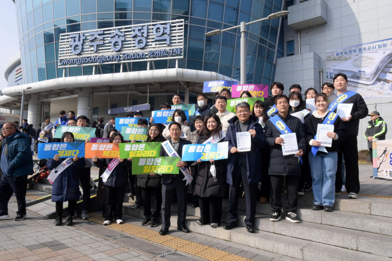 1. 「穏やかな設休！光州市、312万人が訪れた平和な5日間」2. 「光州の設休、事故ゼロで市民安心！安全対策の全貌とは？」3. 「設休の光州、スムーズな交通と医療体制で市民を守る！」{k01}「光州の設休、事故ゼロで市民安心！安全対策の全貌とは？」