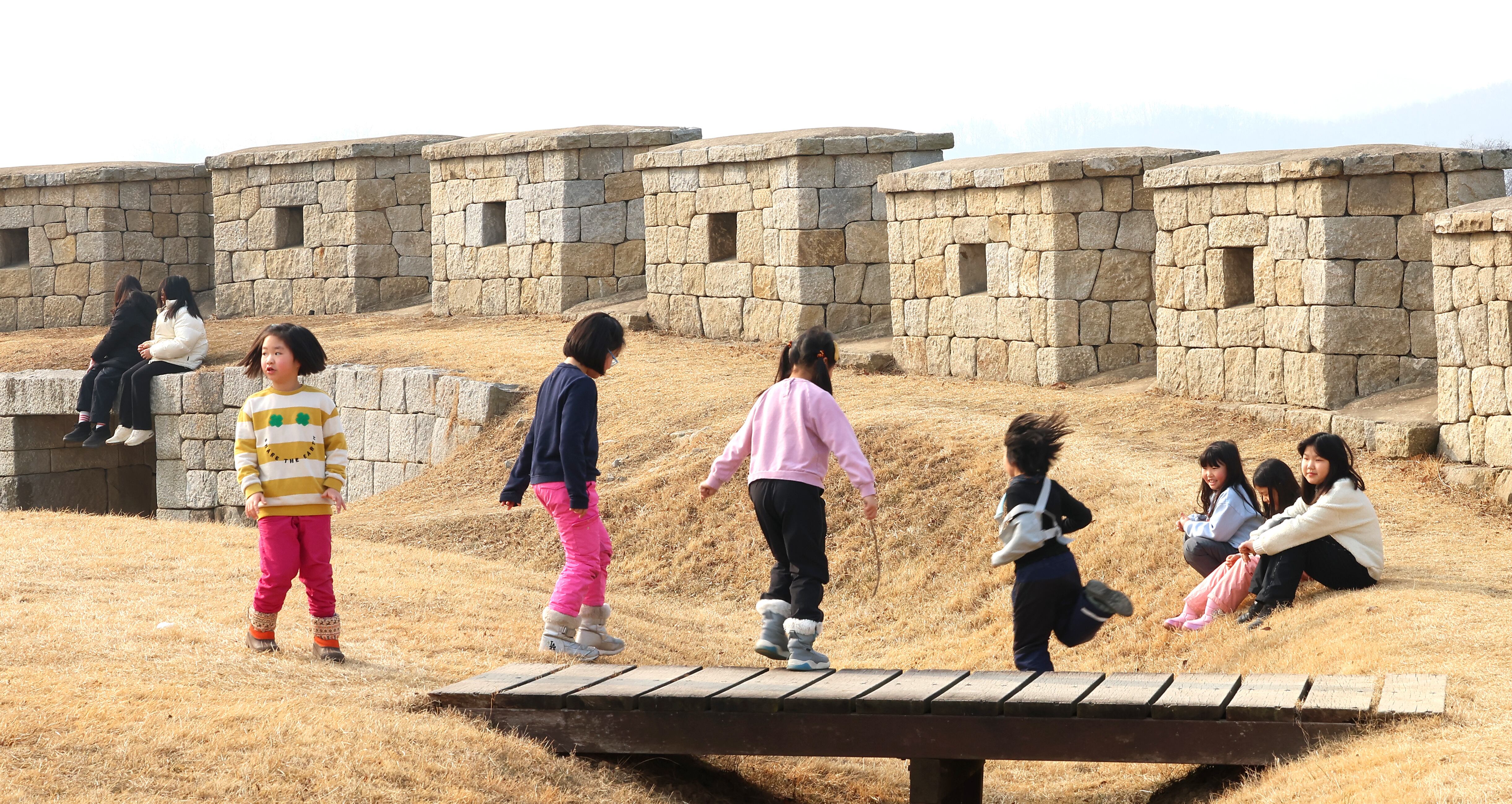 날씨가 포근했던 지난 5일 인천 강화군 연미정으로 현장 체험학습을 나온 어린이들이 두꺼운 외투를 벗고 잔디에 앉아 쉬고 있다./연합뉴스