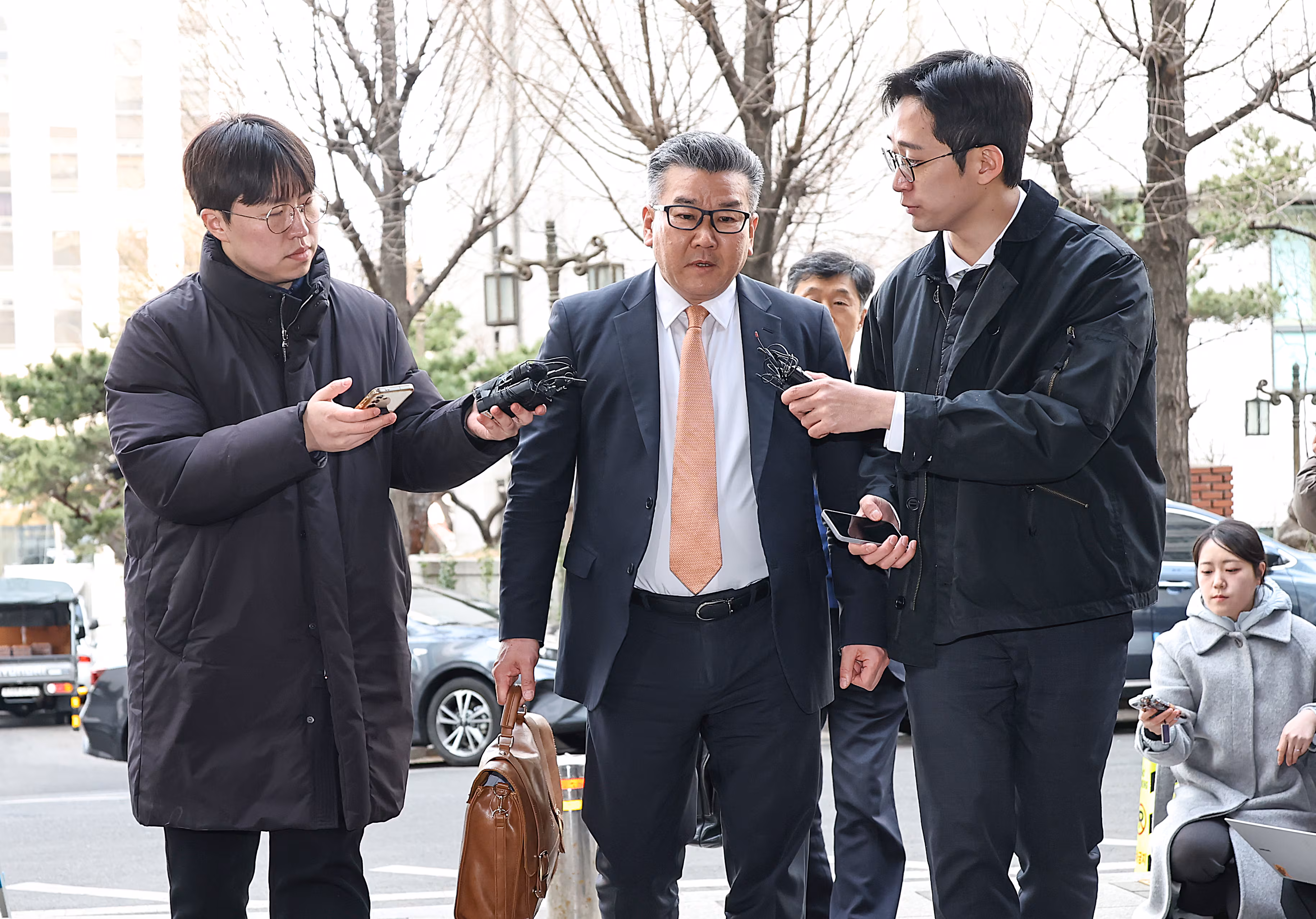 감사원의 '서해 피격' 감사 발표 과정에서 군 기밀이 유출된 의혹과 관련해 유병호 감사위원이 26일 마포구 서울경찰청 공공범죄수사대에 피의자 신분으로 출석하고 있다. /연합뉴스