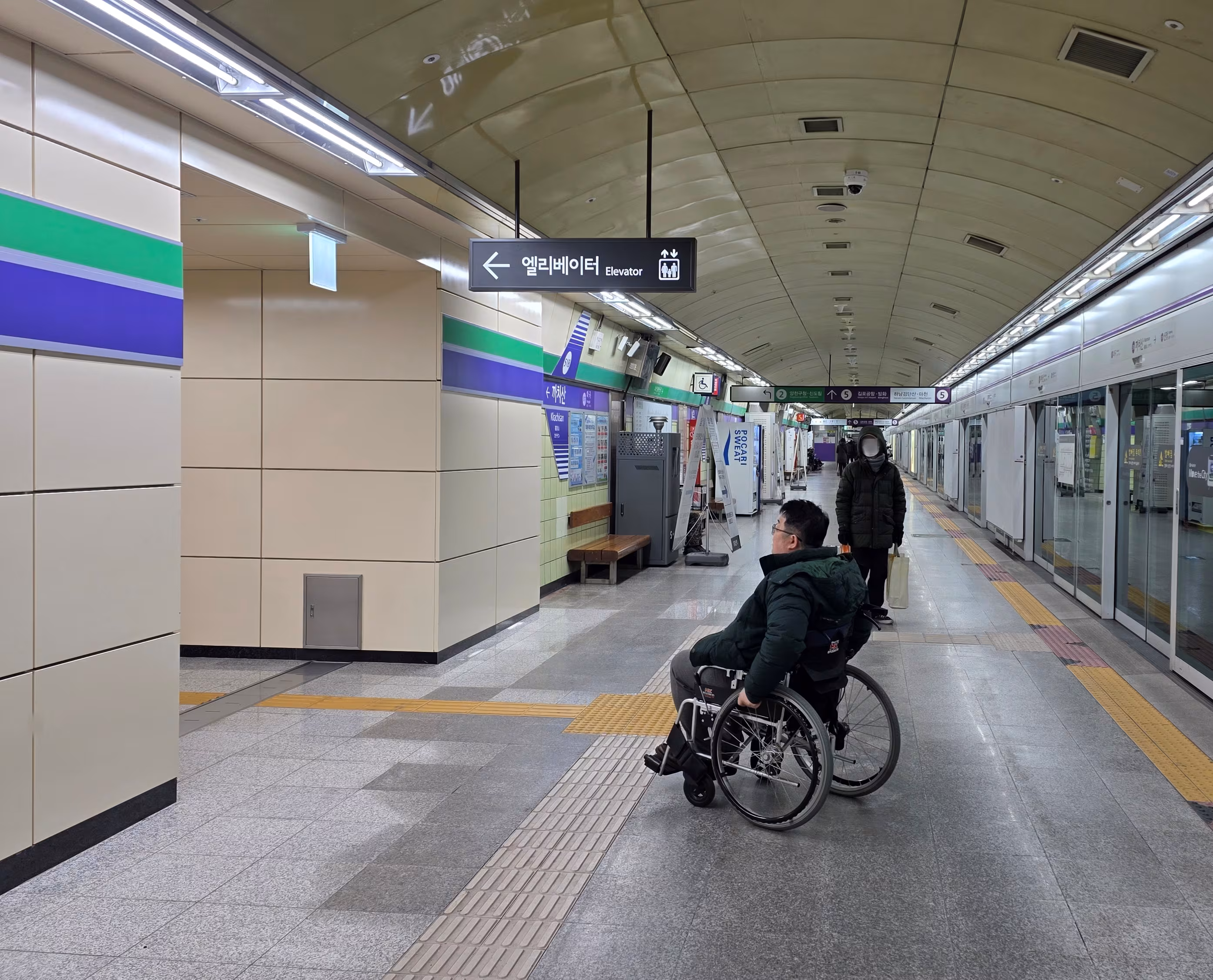 1월 26일 서울 까치산역에서 교통약자 이동 개선 실태를 확인하기 위해 휠체어를 타고 역사 이용 체험을 하고 있다. 사진에 보이는 엘리베이터는 지난달 말 설치가 완료됐다. 지하 5층 승강장에서 지하1층까지 이동을 할 수 있다. /촬영 지원 = 서울도시철도공사