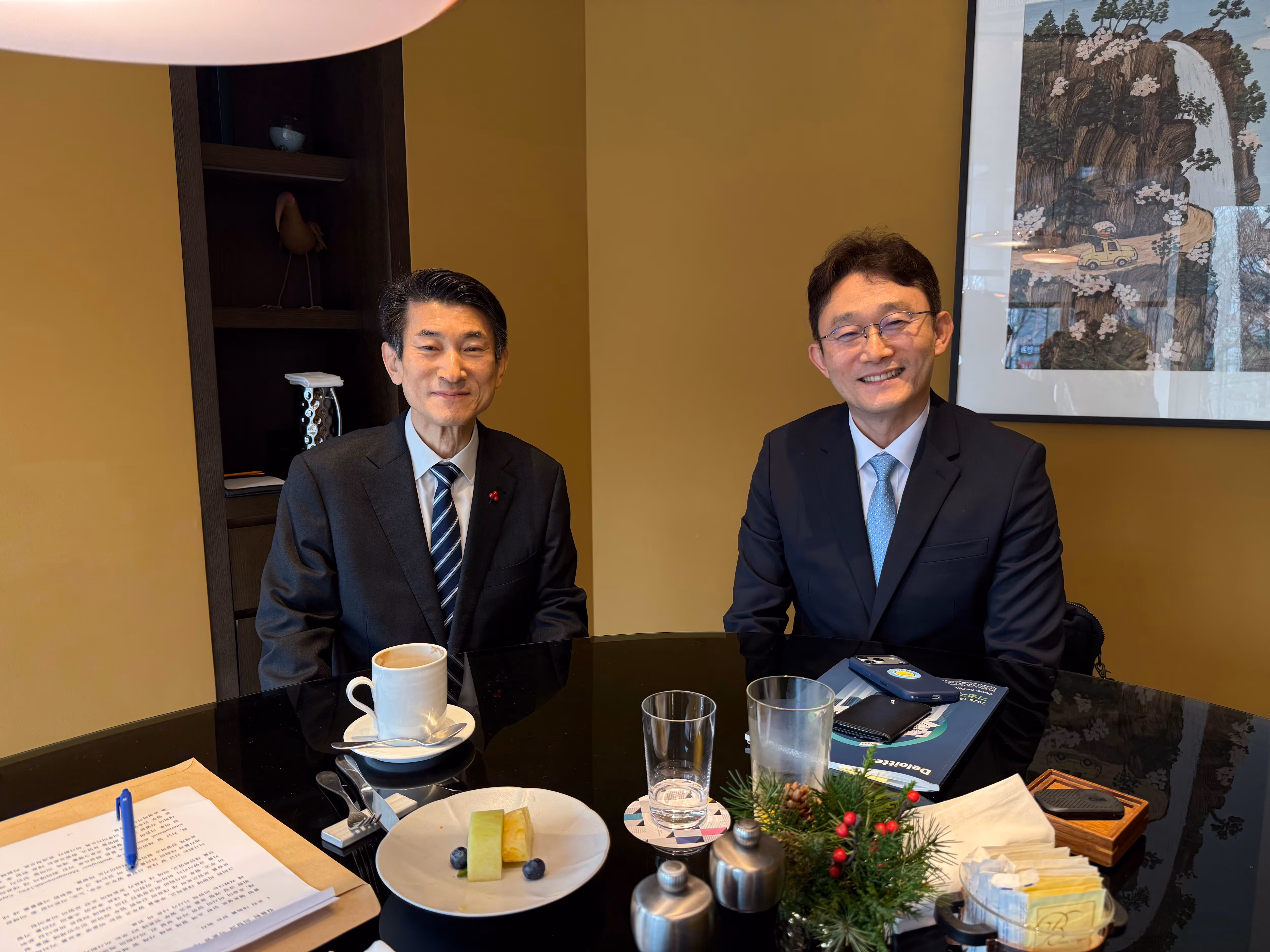 박윤영 KT 차기 대표이사 최종 후보(오른쪽)와 김용현 KT 이사회 의장이 지난해 12월 서울 강남구 안다즈호텔에서 회동을 갖고 경영 현안을 논의하고 있다./연합뉴스