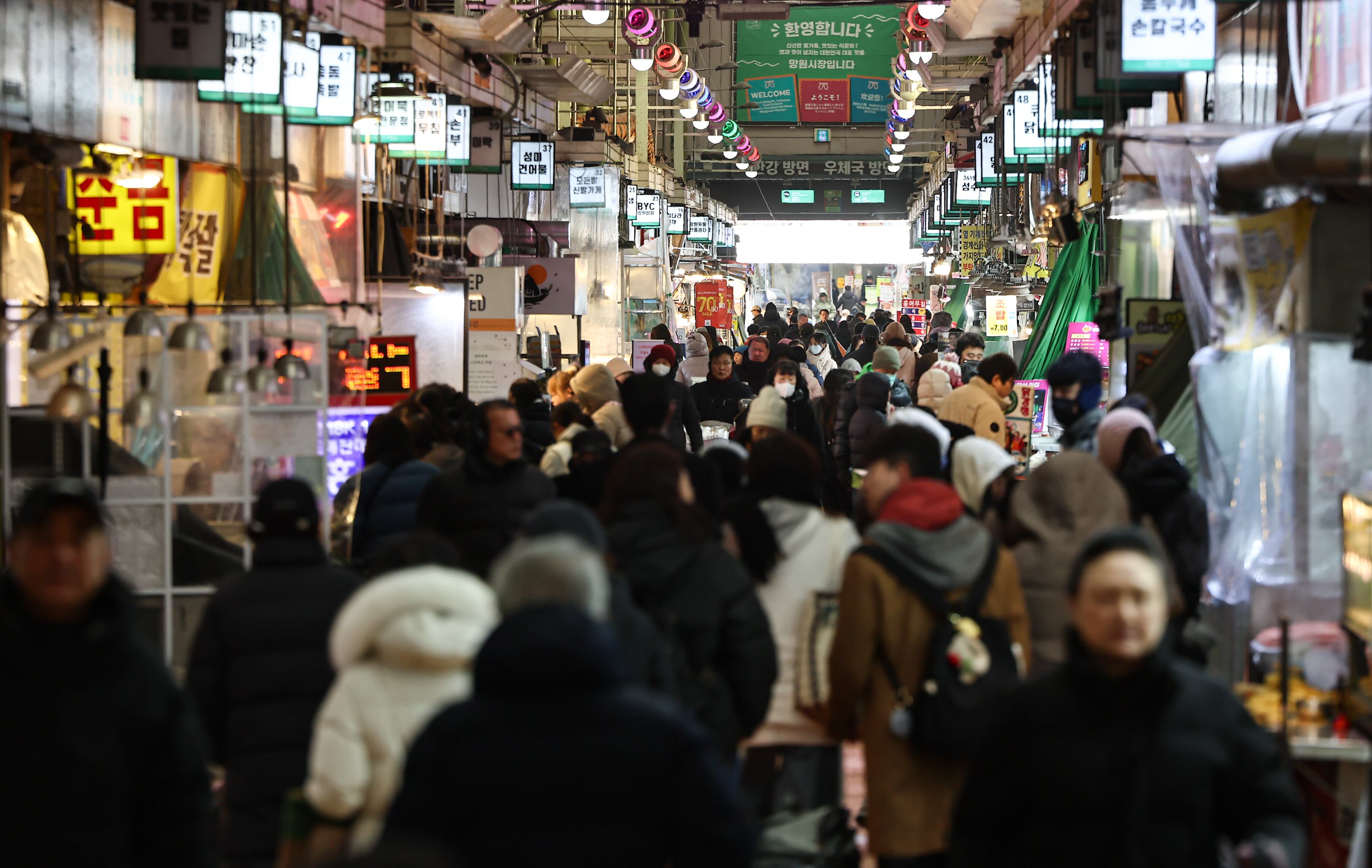 지난 9일 서울 마포구 망원시장에서 시민들이 장을 보고 있다. /뉴스1