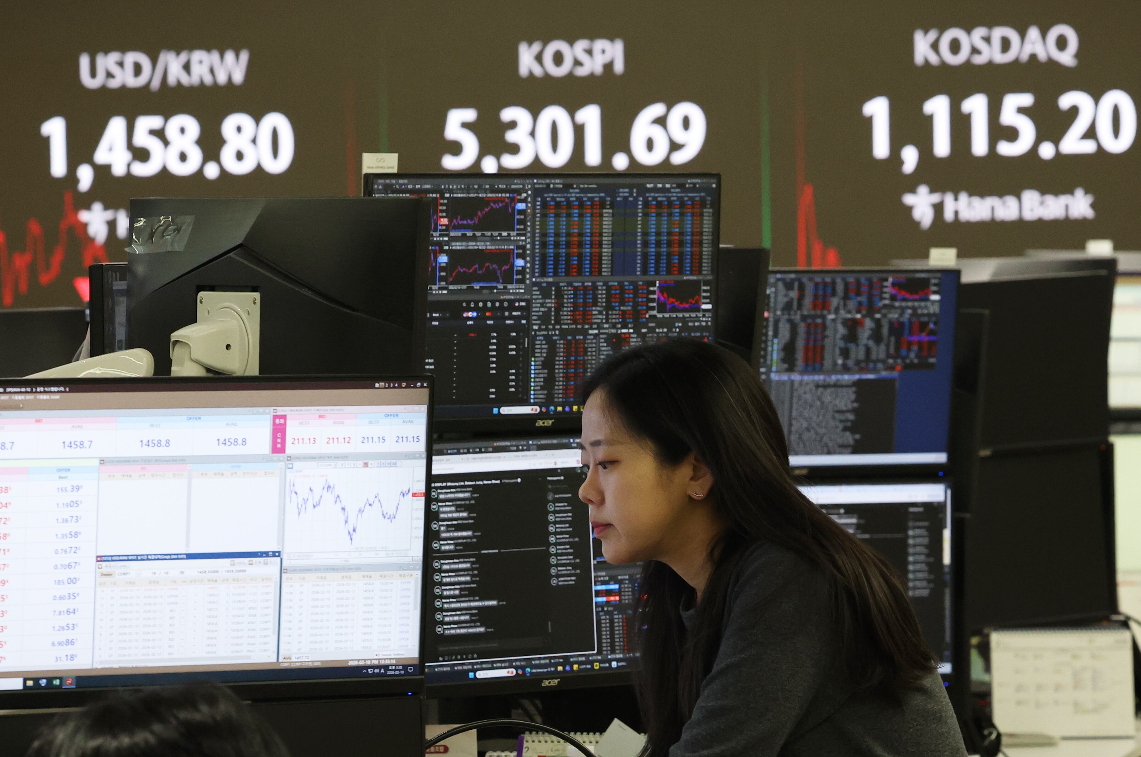 코스피가 소폭 상승한 10일 오후 서울 중구 하나은행 본점 딜링룸 전광판에 종가가 표시되고 있다. 이날 코스피는 전 거래일 대비 3.65포인트(0.07%) 오른 5,301.69, 코스닥은 12.35포인트(1.10%) 내린 1,115.20에 장을 마쳤다. 서울 외환시장에서 원·달러 환율은 전 거래일(1460.3)보다 1.2원 내린 1459.1원에 주간 거래를 마감했다. /뉴스1
