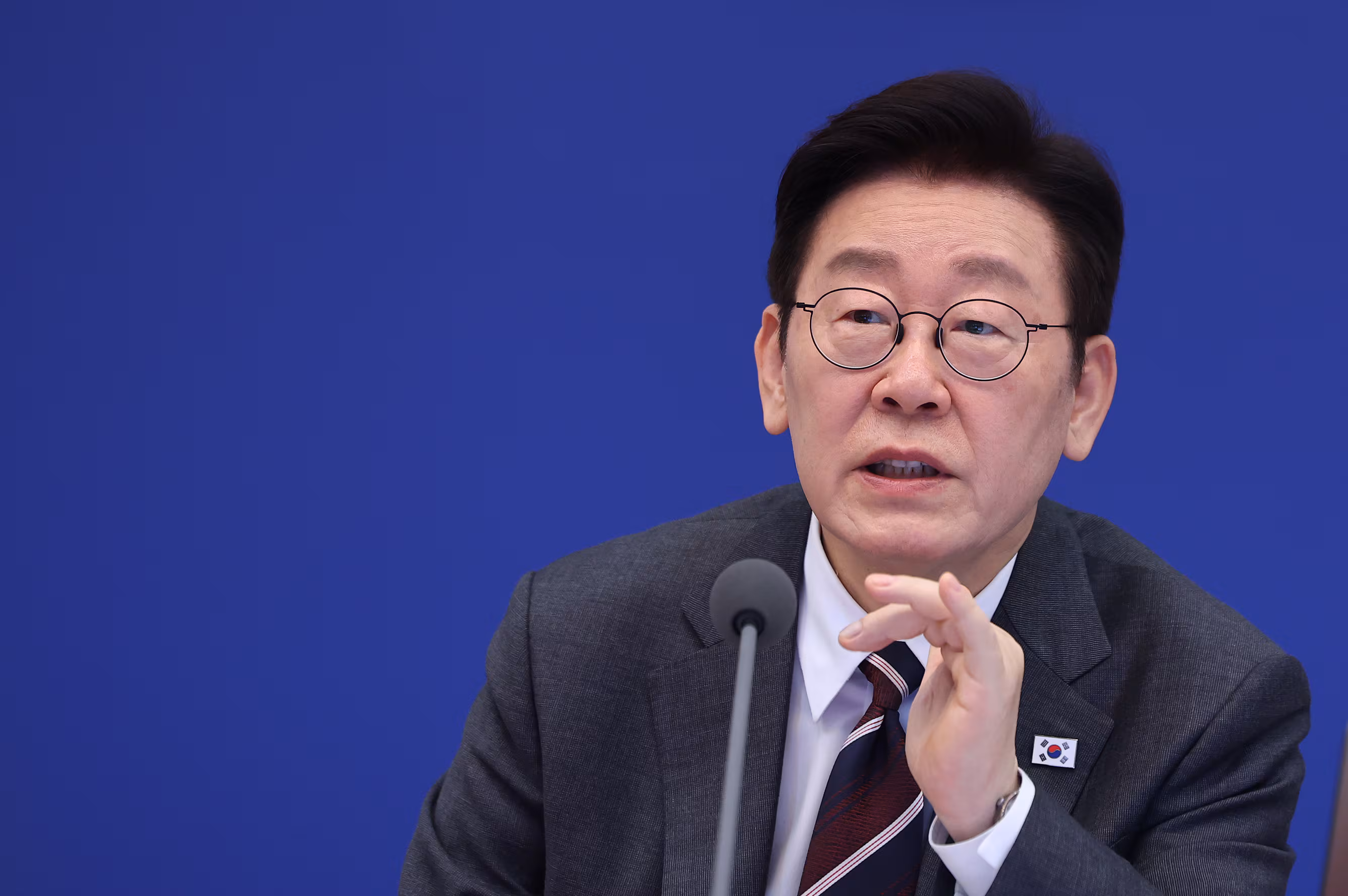 이재명 대통령은 최근 국내 생리대 가격이 해외보다 비싸다고 지적하며 “기본적인 품질의 생리대를 위탁 생산해 무상 공급하는 방안 등을 검토해 보라”고 지시했다. /연합뉴스 