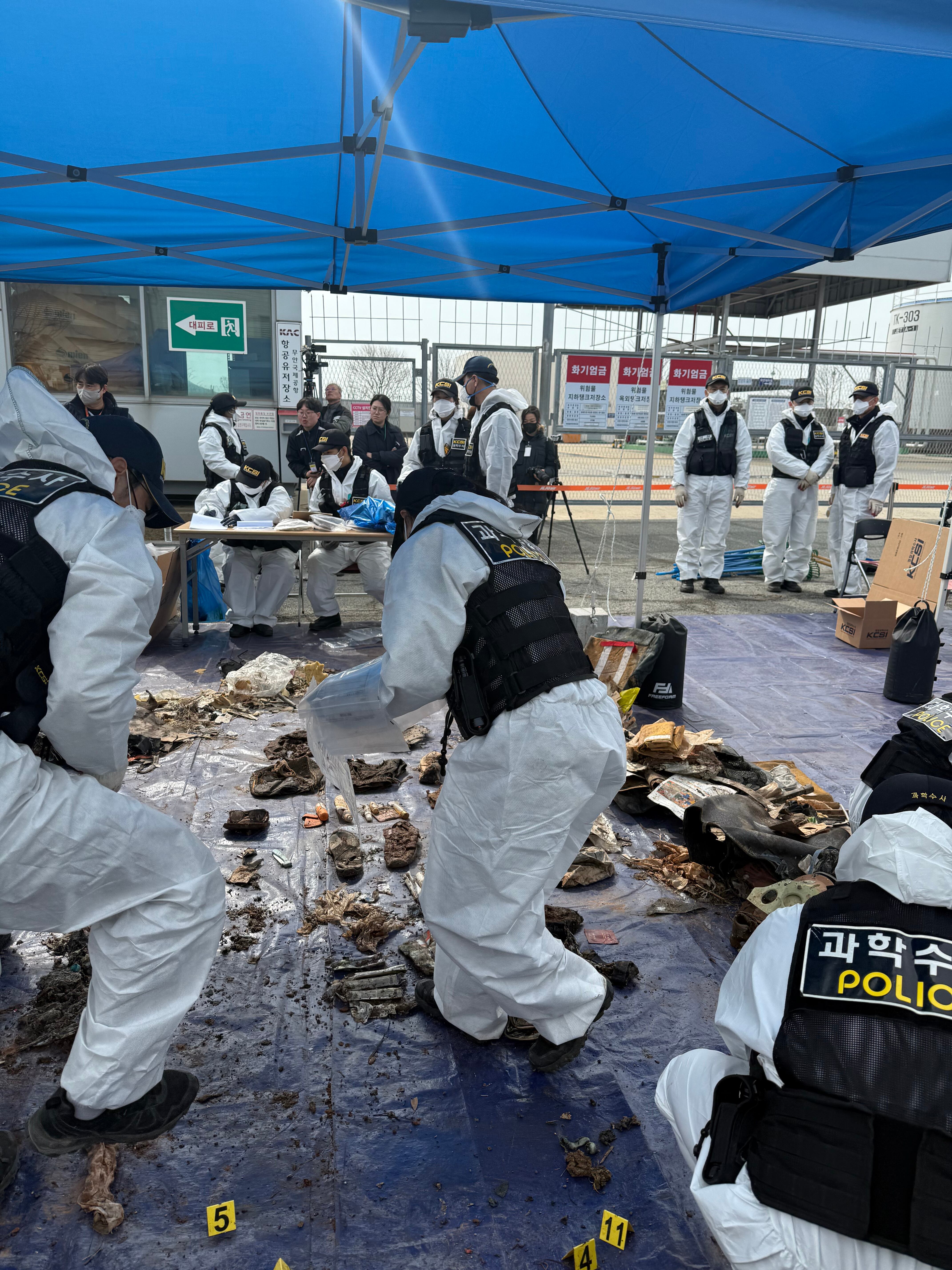 26일 무안국제공항 공항소방대 뒤편에서 항공철도사고조사위원회와 전남경찰청 과학수사대가 12·29 제주항공 참사 여객기 잔해를 조사하고 있다. /12·29 무안공항 제주항공 여객기 참사 유가족협의회 제공