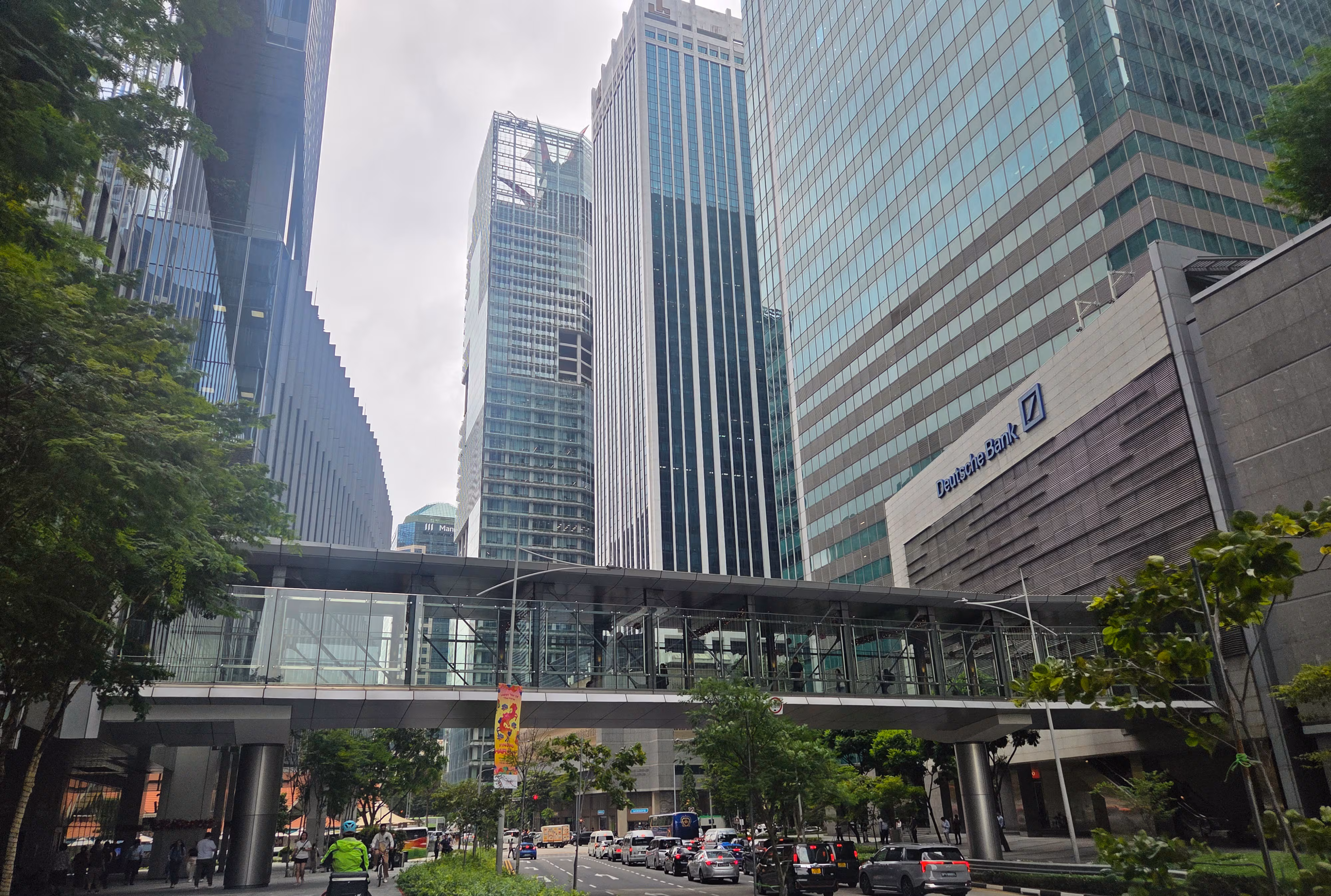 싱가포르 중심업무지구인 래플스 플레이스(Raffles Place)에 위치한 오피스 빌딩 단지. 독일의 세계적인 투자은행(IB) 도이치은행도 이곳에 있다. /강정아