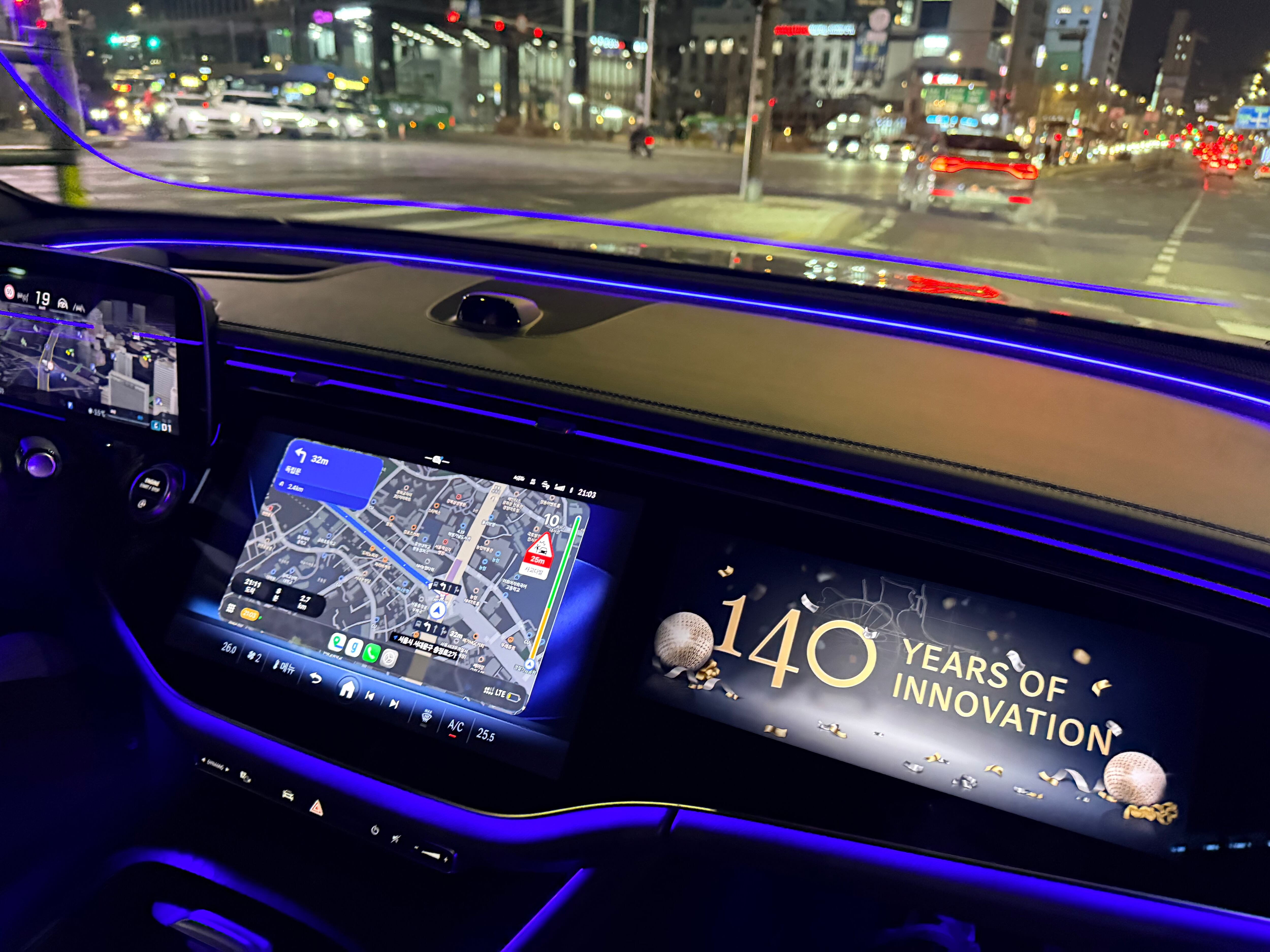 메르세데스-벤츠 ‘E 300 4MATIC AMG' 내부엔 음향에 따라 색상이 바뀌는 끈 모양의 조명, '액티브 앰비언트 라이트'가 적용돼 있다./이윤정 기자