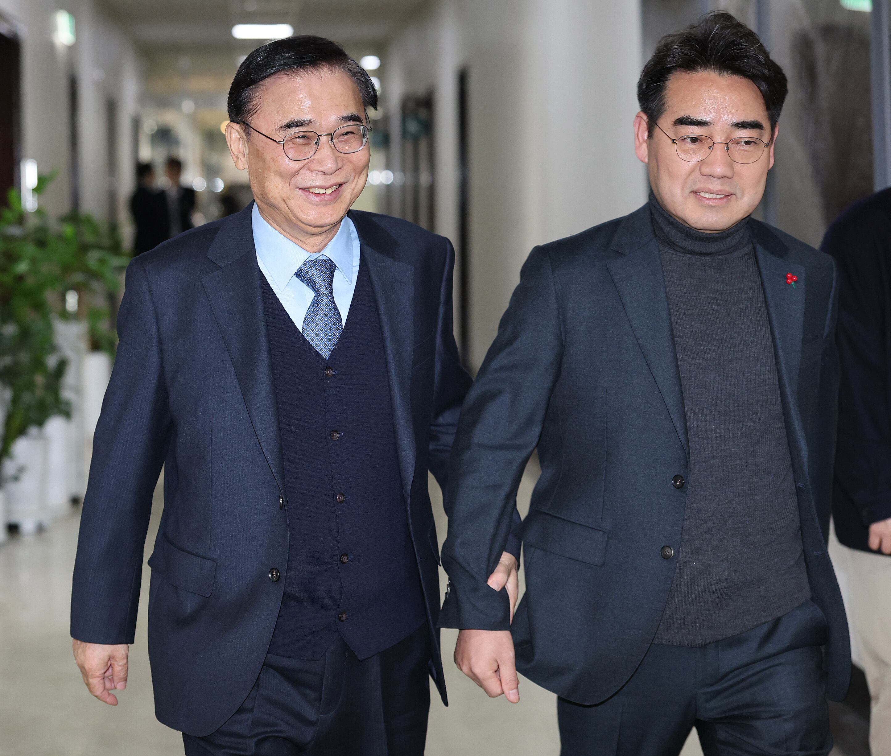 이종석 국가정보원장(왼쪽)이 12일 서울 여의도 국회에서 열린 정보위원회 전체회의에 출석하기 앞서 이성권 국민의힘 정보위 간사와 위원장실로 향하고 있다./뉴스1