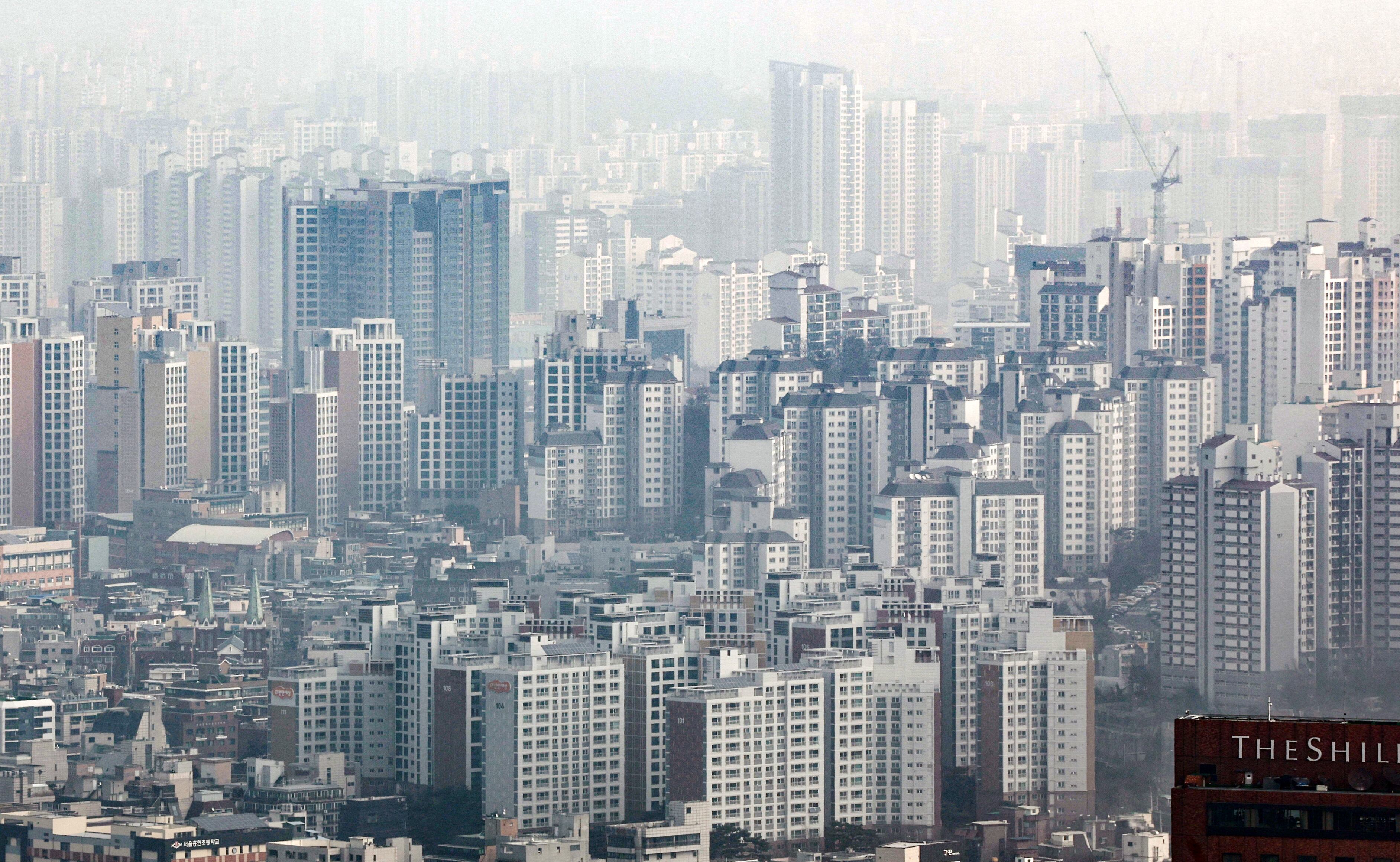 다주택자 양도소득세 중과 유예 종료를 앞두고 강남권과 한강변을 중심으로 급매물이 풀리고 있는 5일 서울 남산에서 바라본 서울 시내 아파트 단지의 모습. / 뉴스1