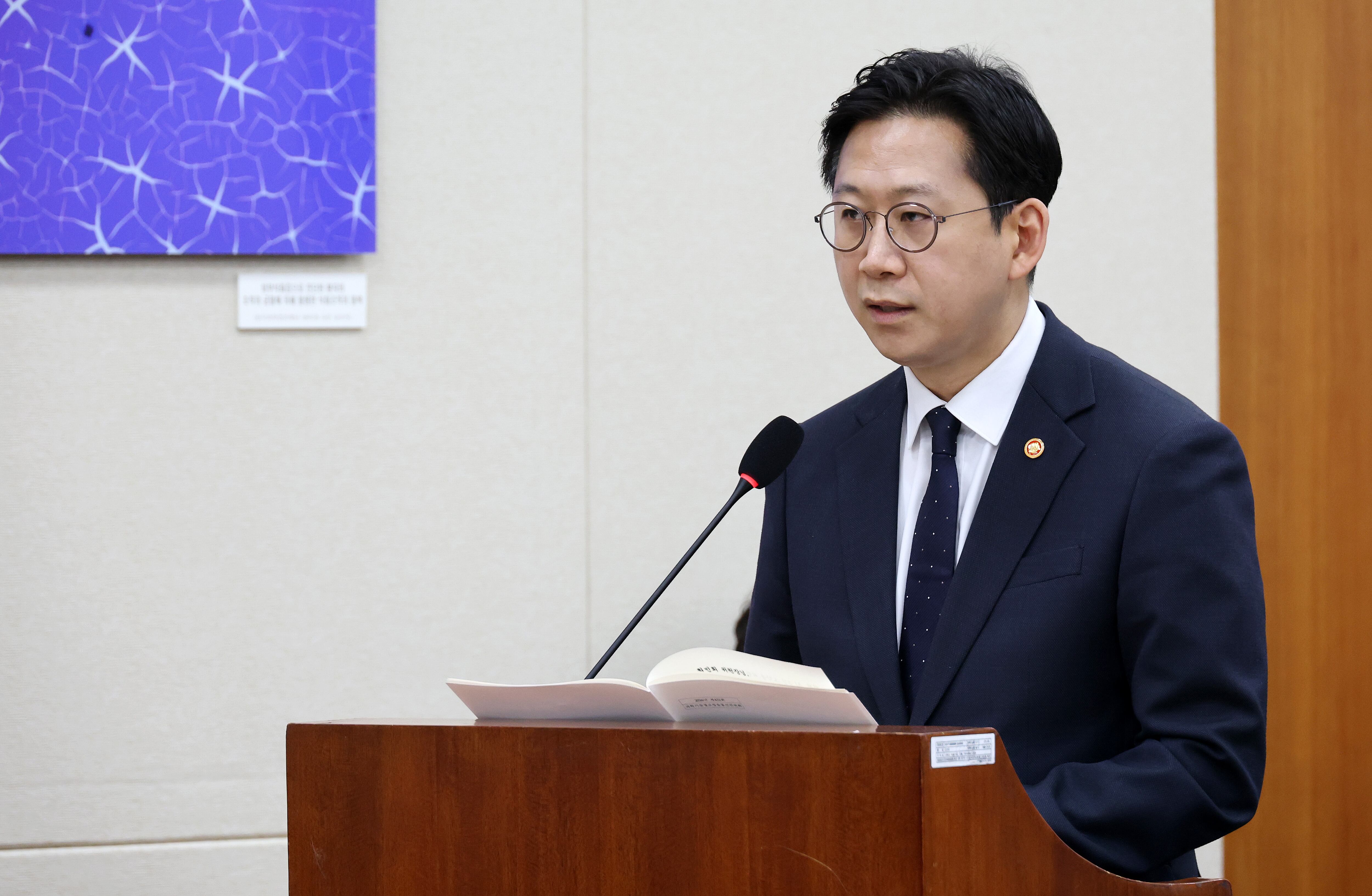 배경훈 부총리 겸 과기정통부 장관이 11일 국회에서 열린 과학기술정보방송통신위원회 전체회의에서 업무보고를 하고 있다./연합뉴스