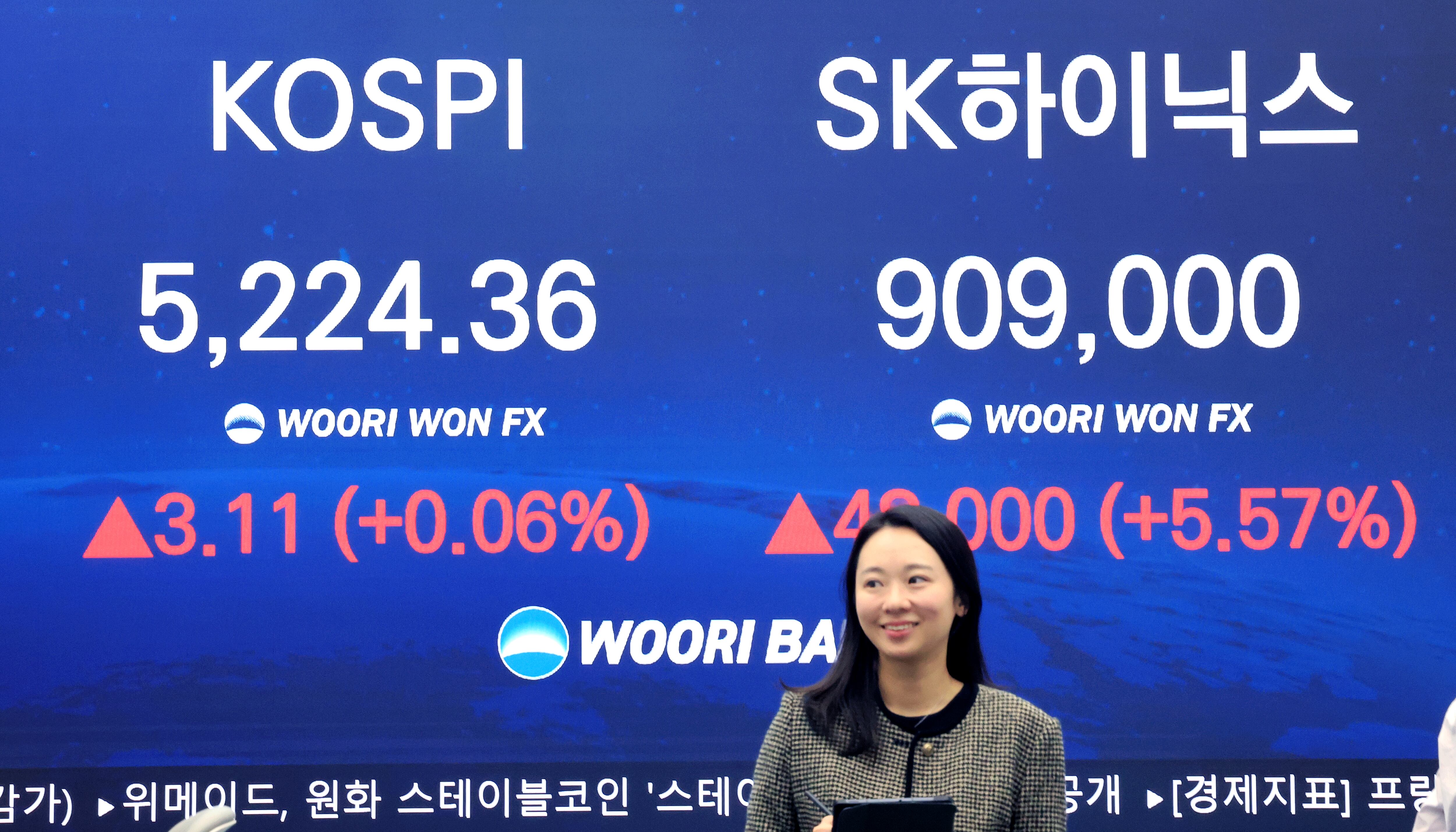 30일 서울 중구 우리은행 본점 딜링룸 전광판에 코스피와 SK하이닉스 종가가 표시되고 있다. /뉴스1