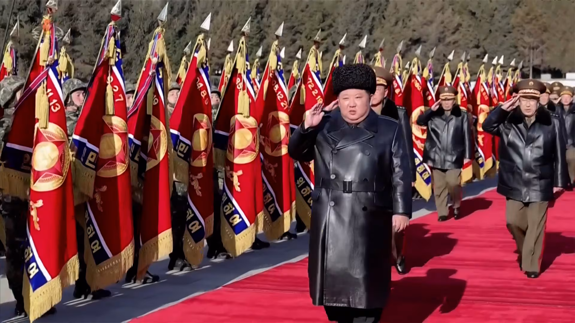 김정은 북한 국무위원장이 인민군 창건 78주년(건군절)을 맞아 지난 8일 국방성을 축하 방문해 명예위병대를 사열하고 기념 연설을 했다고 조선중앙TV가 9일 보도했다./연합뉴스