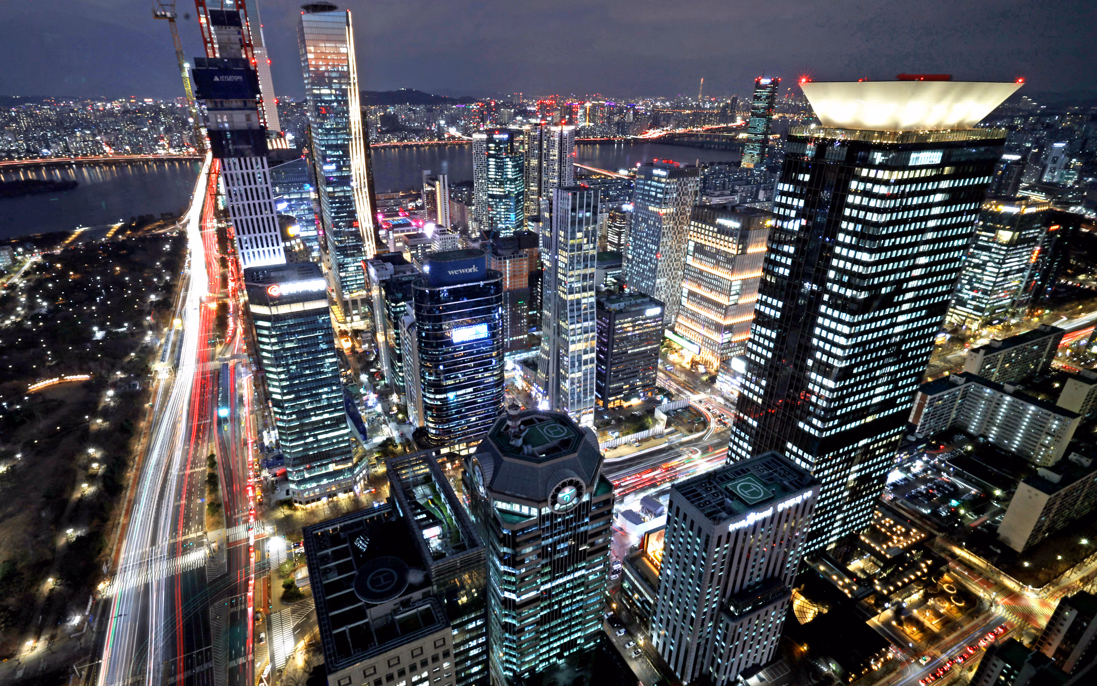 서울 영등포구 여의도 증권가 일대에 불이 밝혀져 있다./뉴스1