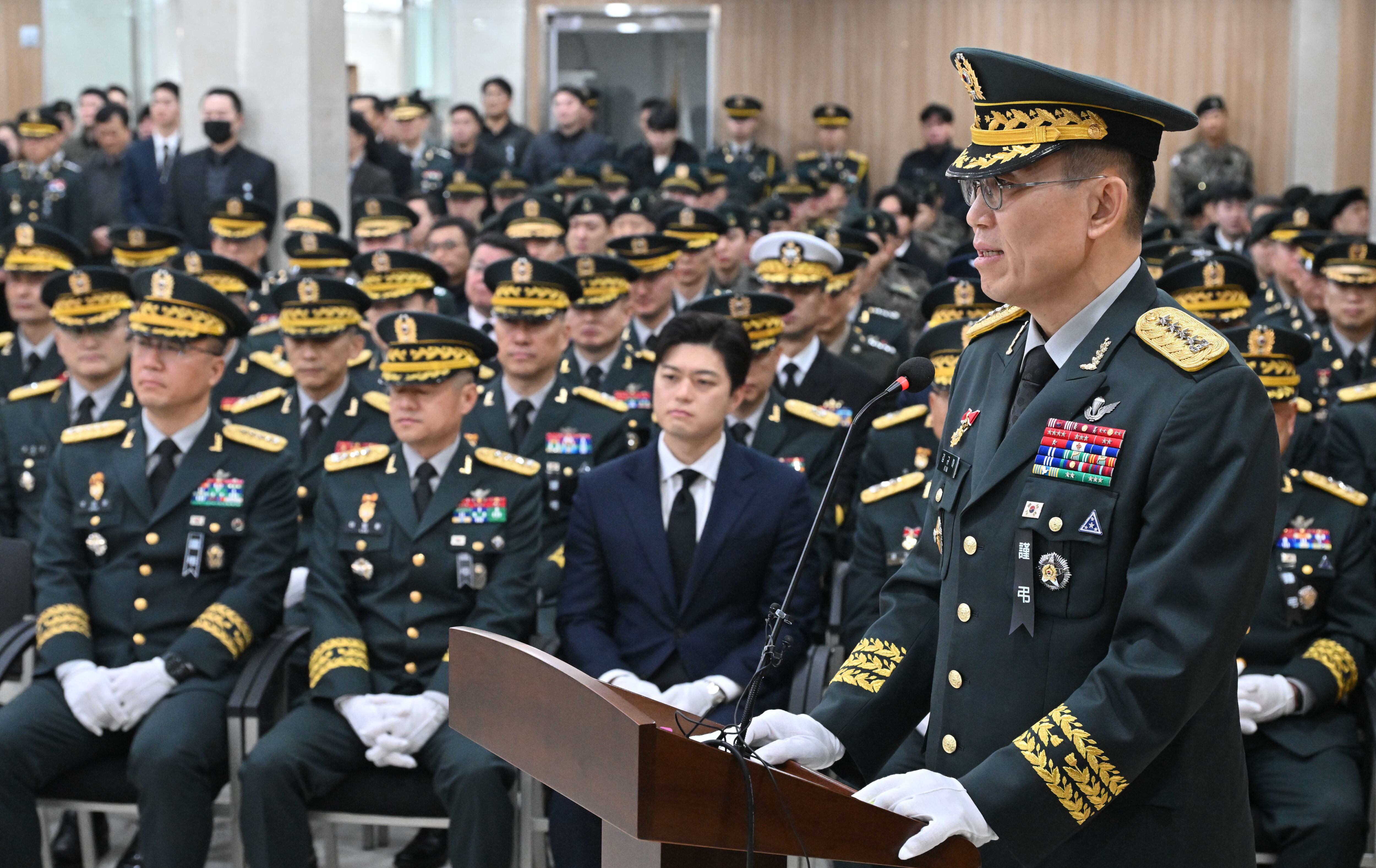 김규하 육군참모총장이 12일 오전 경기 성남 국군수도병원 영결식장에서 열린 육군 항공기 사고 순직자에 대한 영결식에서 조사를 하고 있다.  /뉴스1