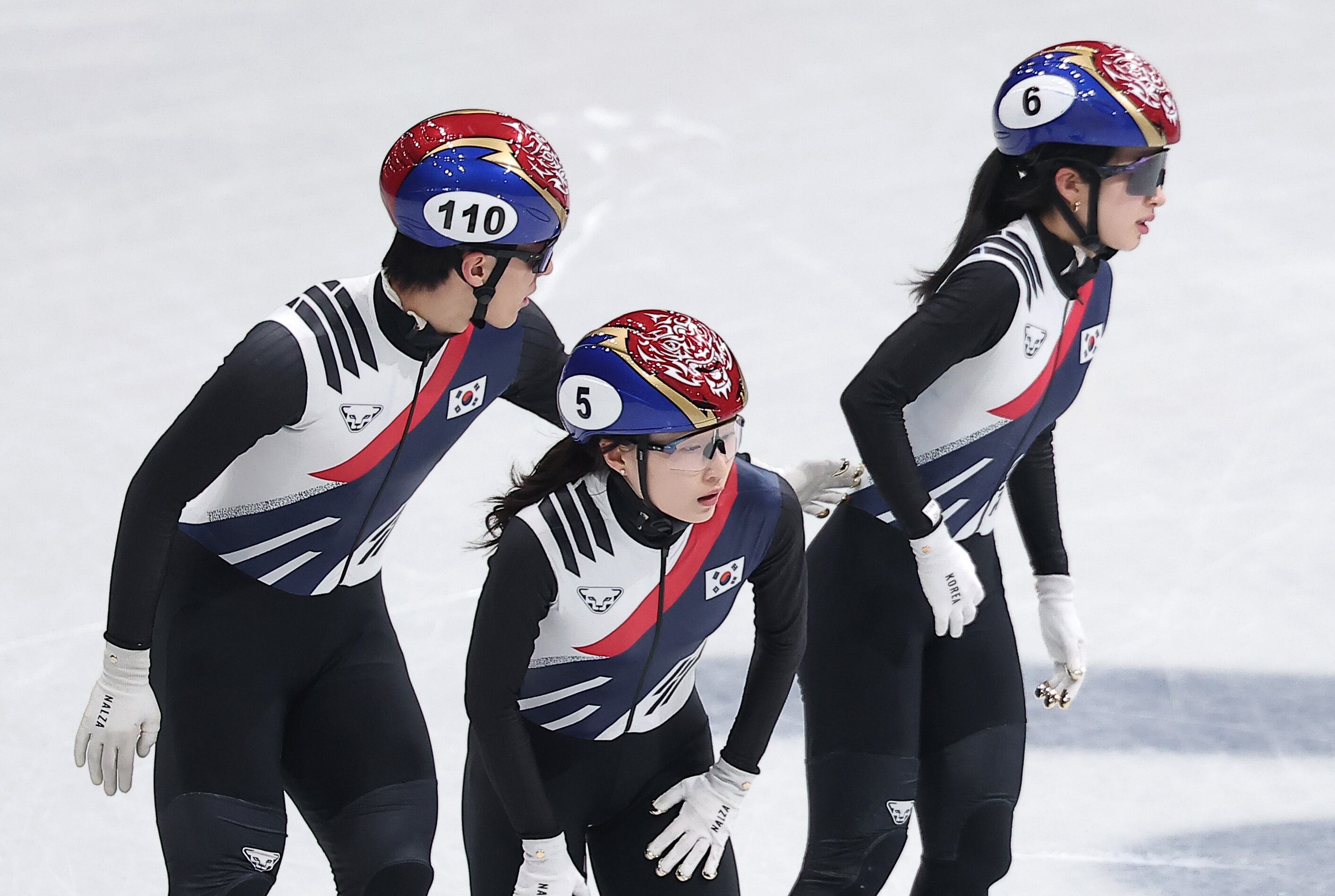 쇼트트랙 대표팀 황대헌과 최민정이 10일(현지 시각) 이탈리아 밀라노 아이스 스케이팅 아레나에서 열린 2026 밀라노·코르티나담페초 동계올림픽 쇼트트랙 혼성 2000m 계주 준결승에서 결승 진출에 실패한 후 미국 선수와 충돌한 김길리의 상태를 살피고 있다./뉴스1