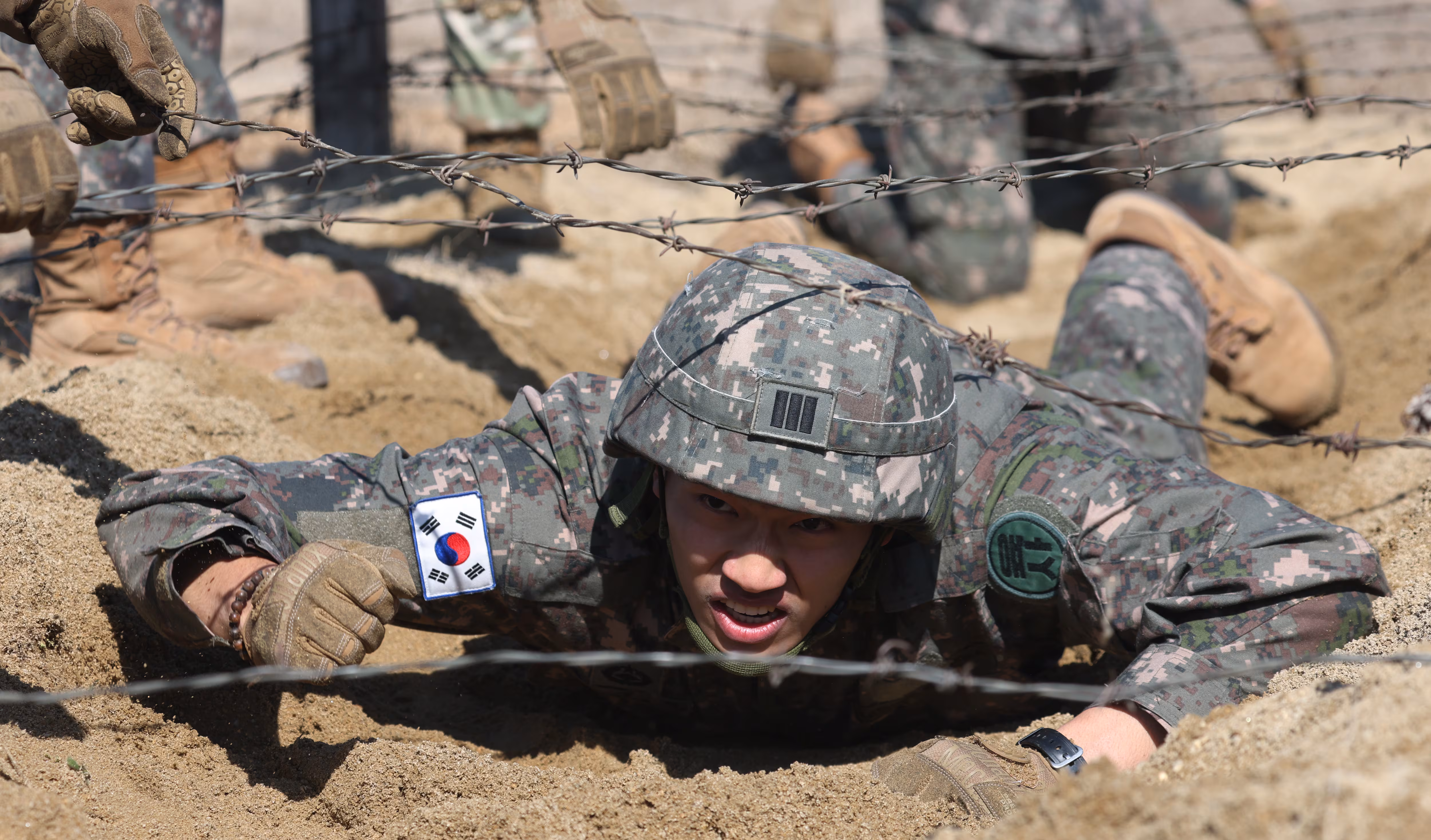 지난해 2월 18일 오후 경기 평택시 캠프 험프리스에서 샌드허스트 경연대회에 참가하는 육군사관학교 생도들이 장애물 코스 훈련을 하고 있다. /뉴스1