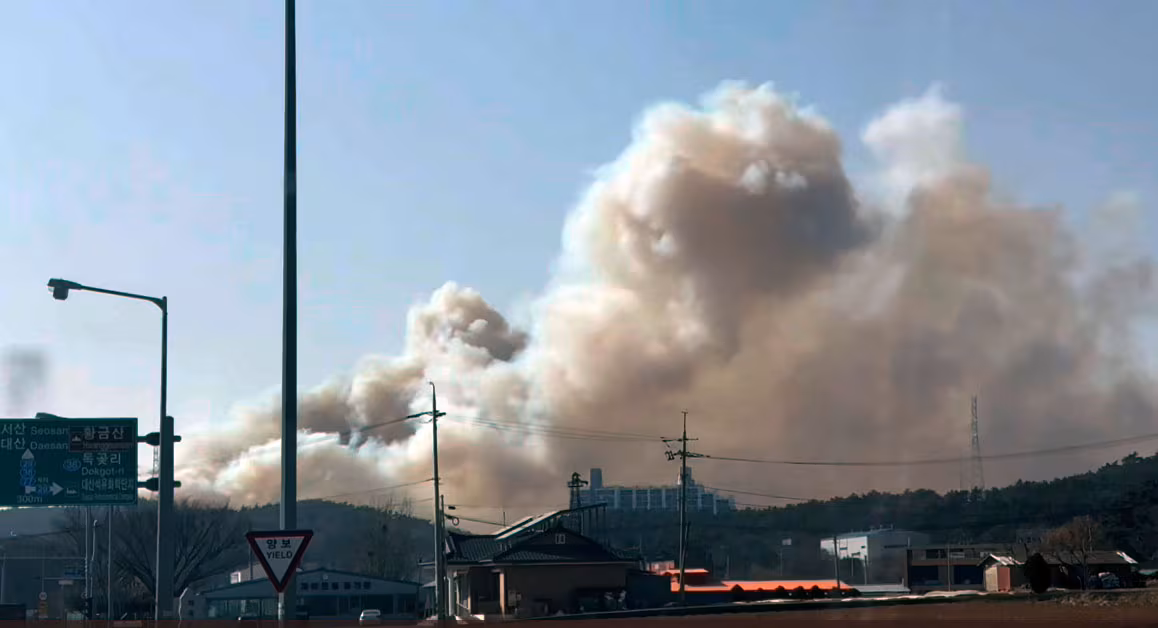 21일 오후 충남 서산시 대죽읍 대죽리 인근에서 산불이 발생해 연기가 솟구치고 있다. 서산시는 산불 발생지 인근 주민들에게 대죽1리 경로당으로 대피해 달라는 안내 문자를 발송했다. /연합뉴스