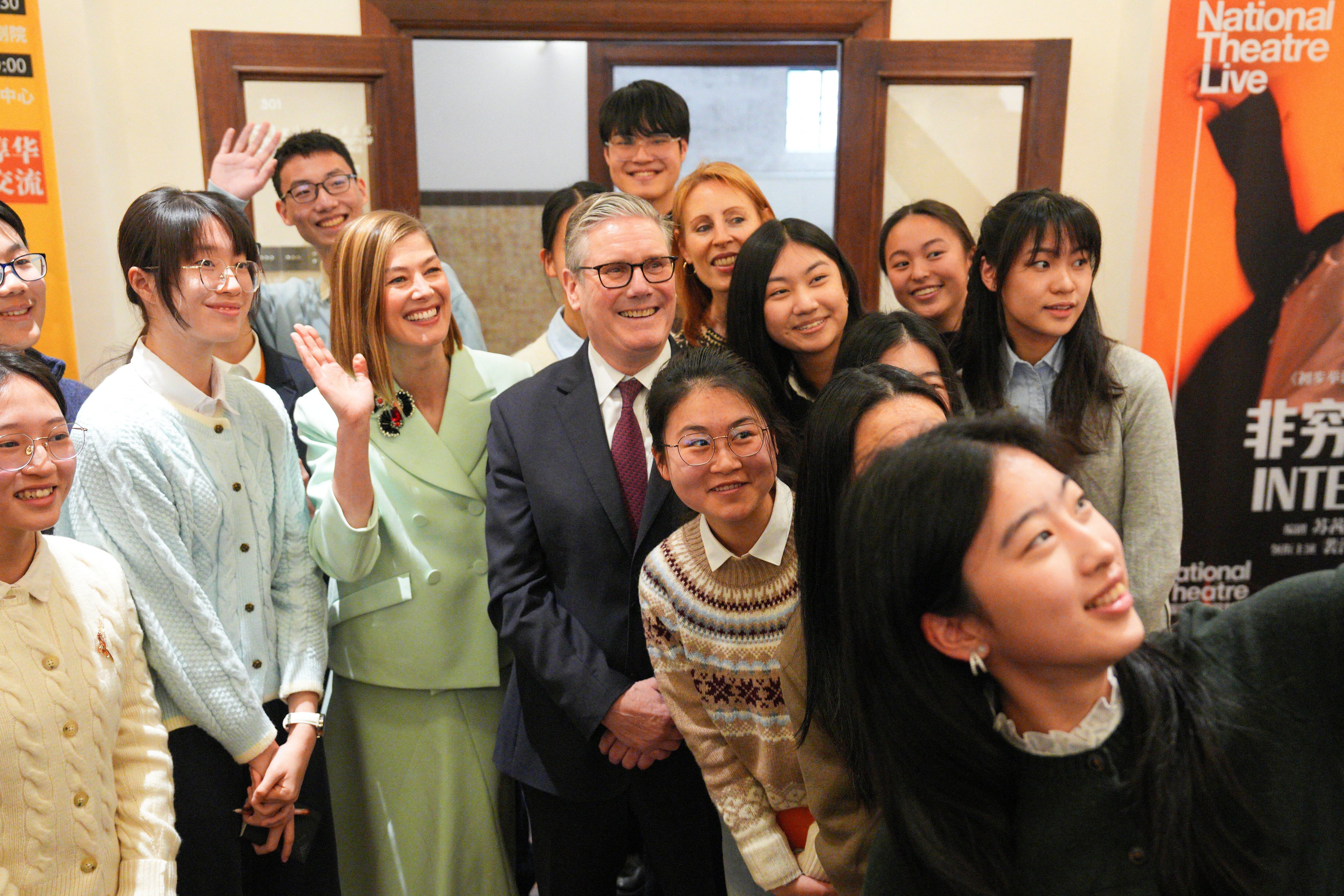 지난달 31일 중국 상하이  디자인 혁신 연구소에서 영국 총리 키어 스타머(가운데)가 학생들과 함께 포즈를 취하고 있다. /연합뉴스