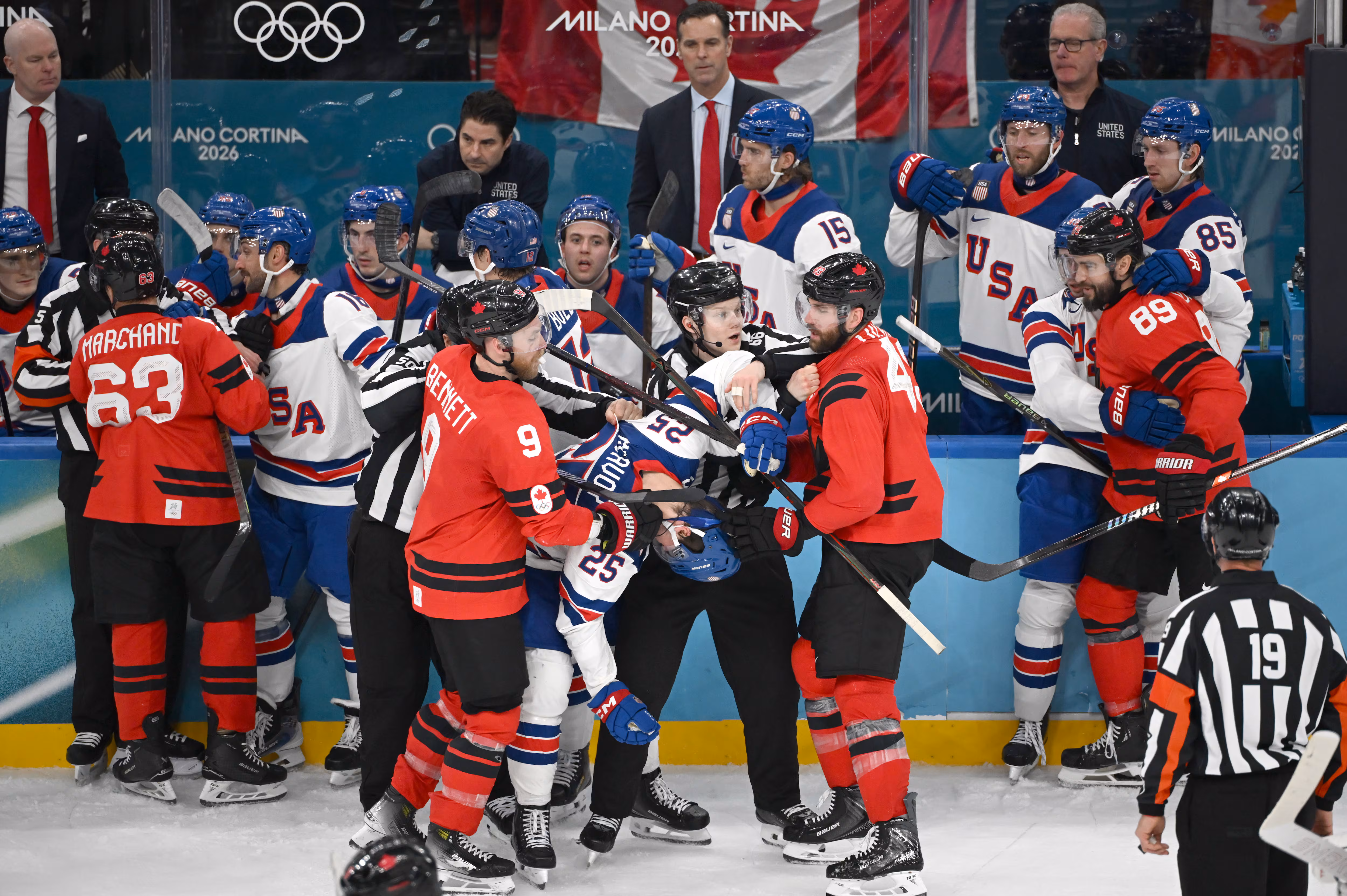 22일(현지시각) 이탈리아 밀라노 산타줄리아 IHO 아레나에서 열린 2026 밀라노·코르티나담페초 동계올림픽 아이스하키 남자 금메달 결정전에서 미국과 캐나다 선수들이 몸싸움을 펼치고 있다./뉴스1