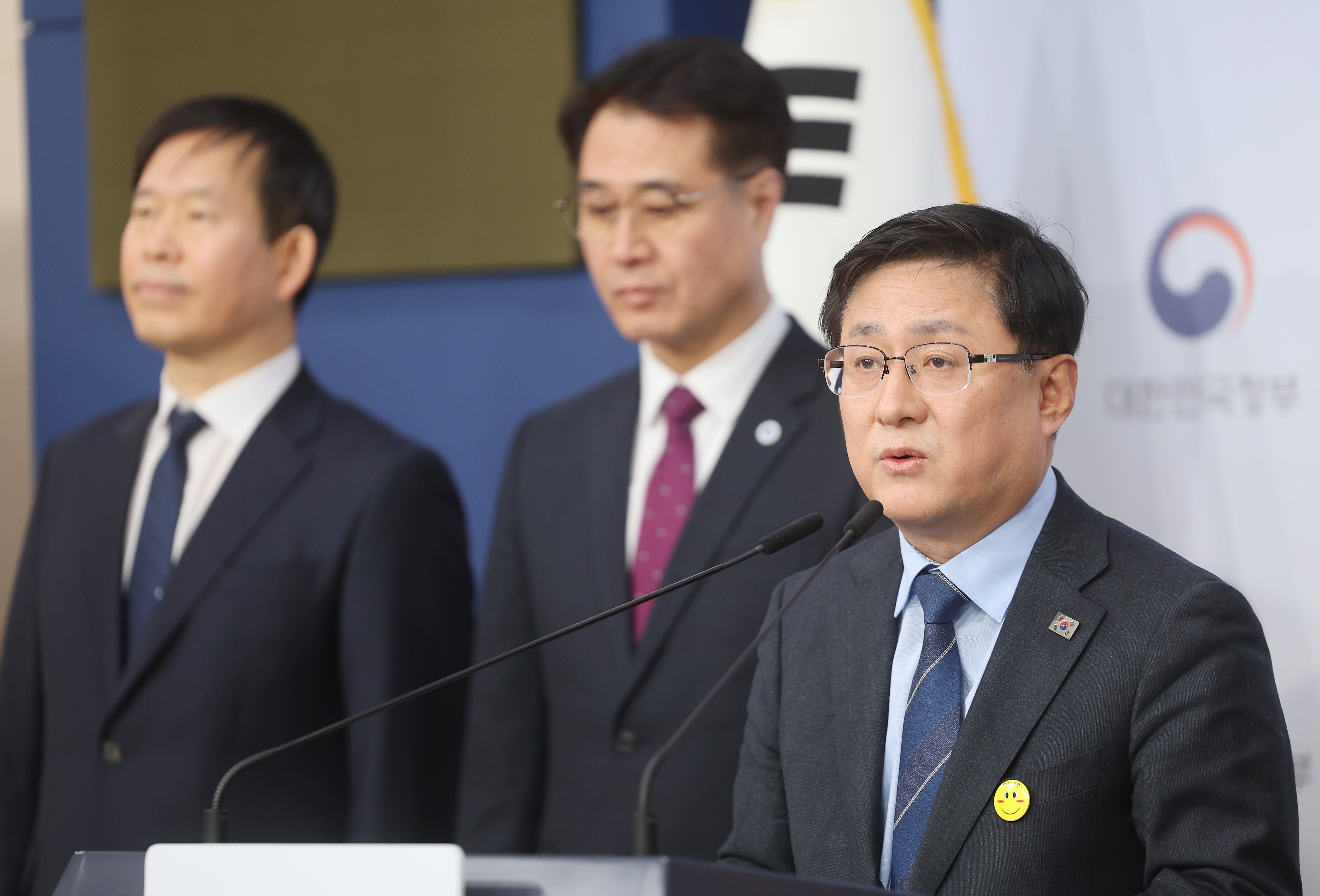 김성환 기후에너지환경부 장관이 12일 서울 종로구 정부서울청사에서 공공소각시설 확충사업 단축방안을 발표하고 있다. /연합뉴스