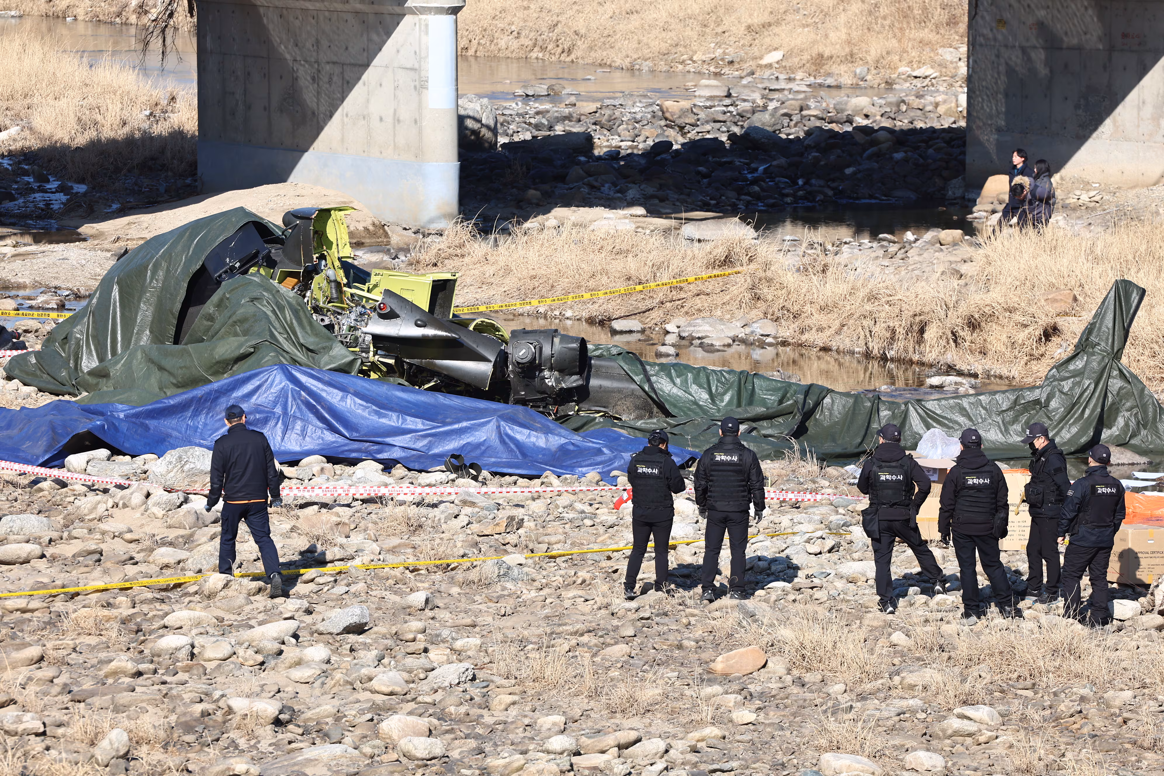 9일 경기 가평군 조정면 현리 군 헬기(AH-1S)가 추락해 현장에서 관계자들이 사고를 수습하고 있다. /뉴스1