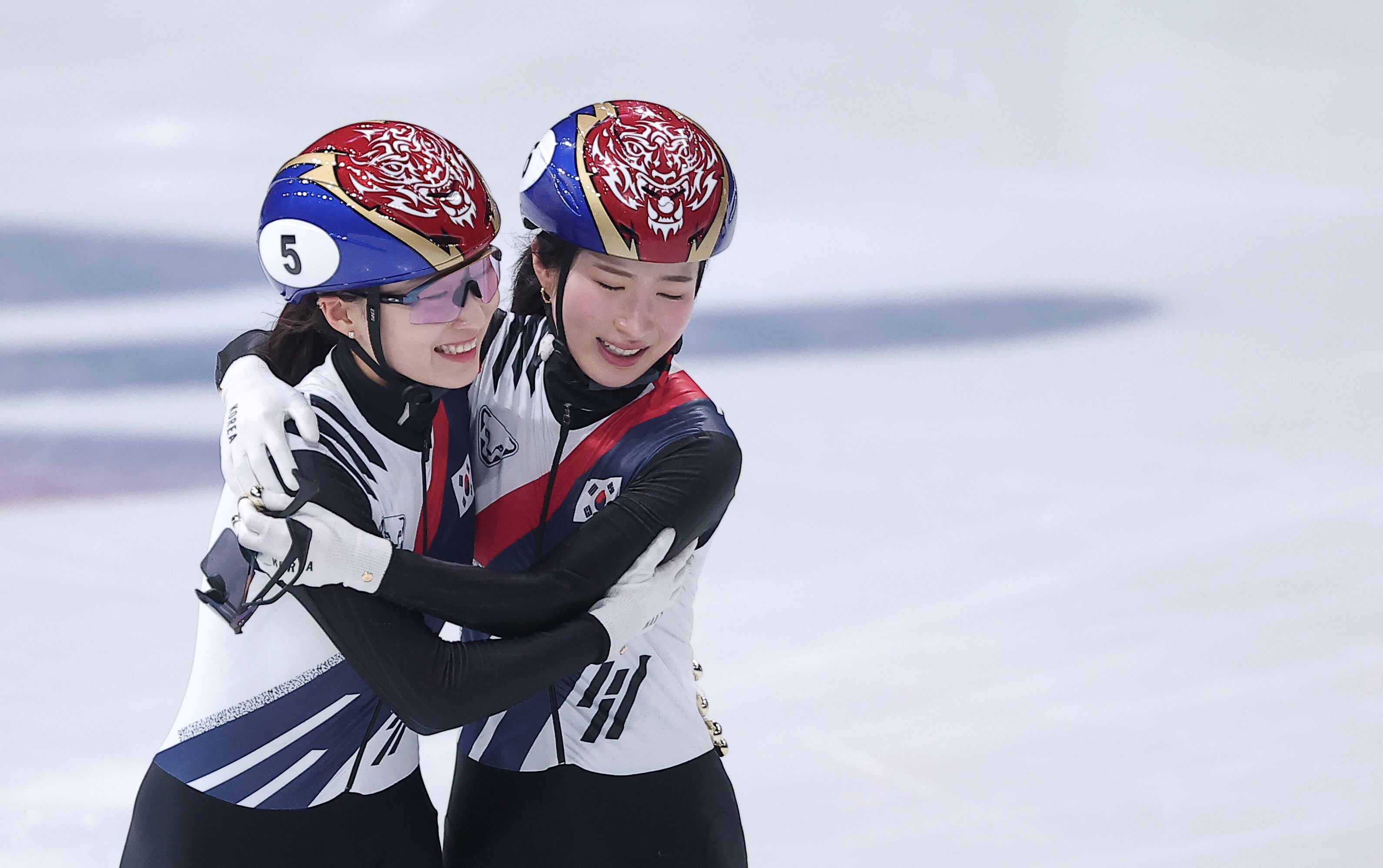 쇼트트랙 여자 1500m에서 은메달을 확보한 최민정(왼쪽)이 20일(현지시각) 이탈리아 밀라노 아이스 스케이팅 아레나에서 열린 2026 밀라노·코르티나담페초 동계올림픽 쇼트트랙 여자 1500m 결승에서 금메달을 확보한 후 김길리를 축하하고 있다./뉴스1