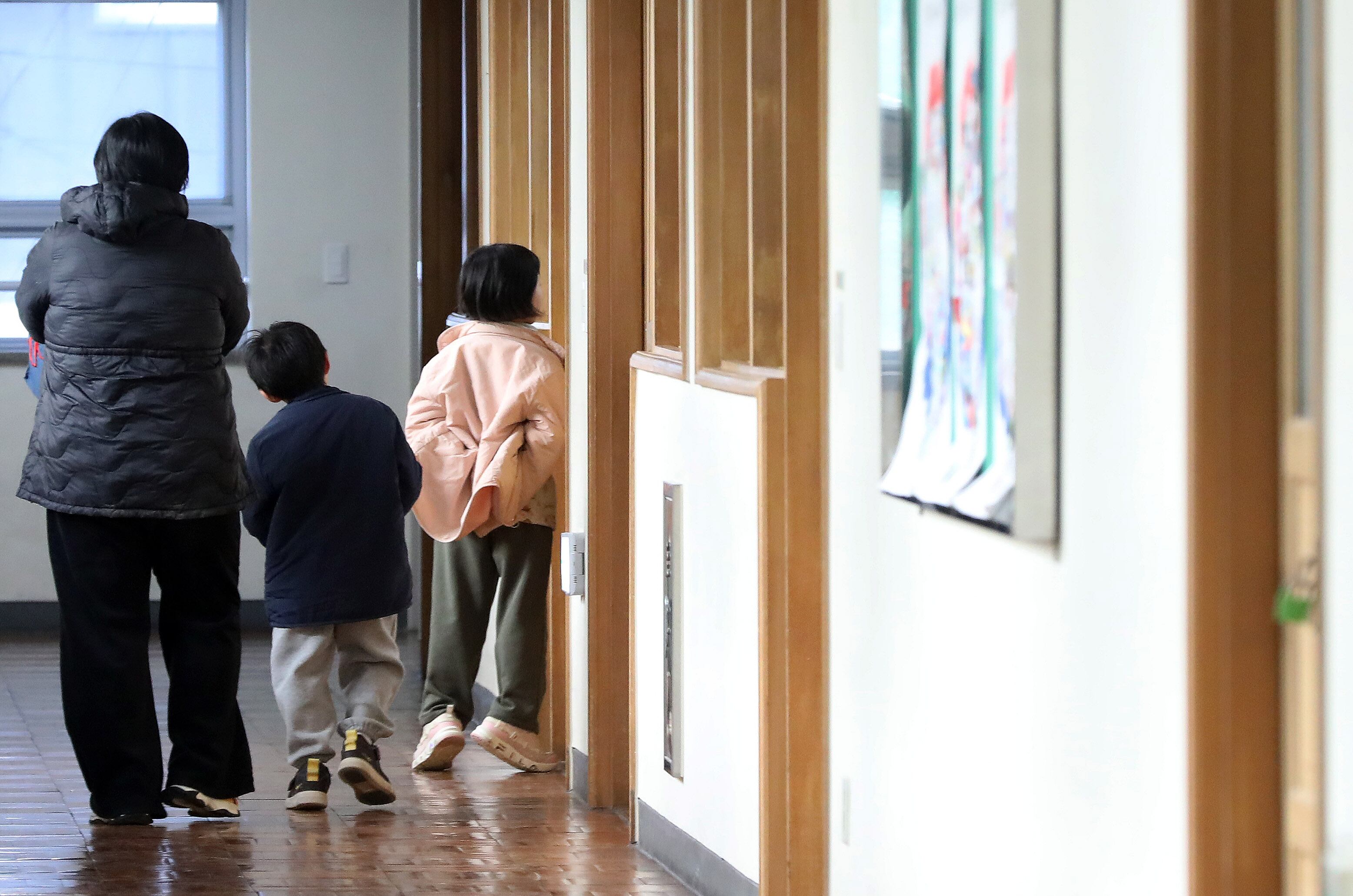 2026학년도 부산지역 공립 초등학교 신입생 예비소집이 진행된 6일 오후 부산 연제구 창신초등학교에서 예비 초등학생들이 1학년 교실을 살펴보고 있다. /뉴스1