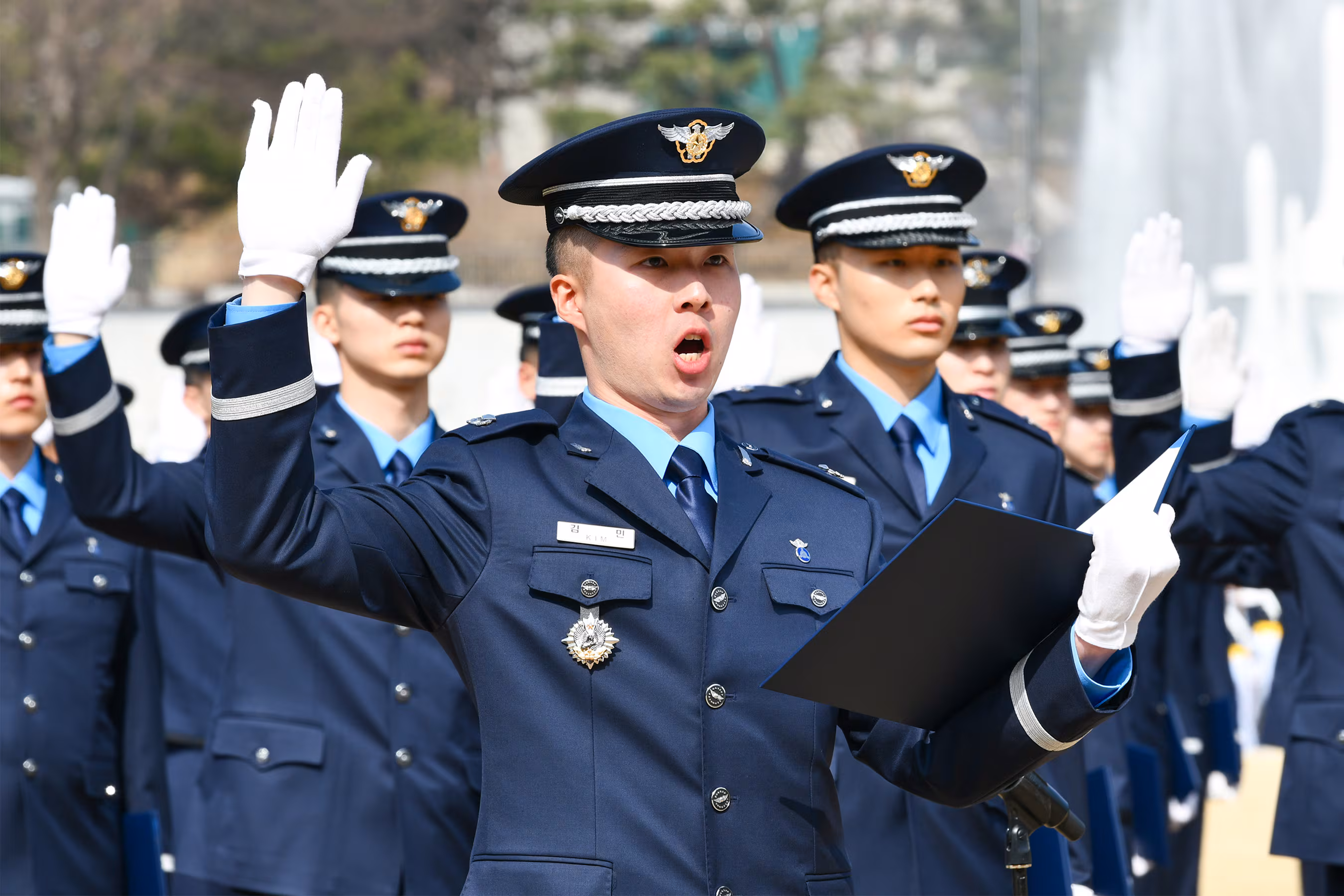 지난해 3월 12일 충북 청주시 공군사관학교에서 열린 '제73기 공군사관생도 졸업 및 임관식'에서 졸업생도들이 임관선서를 하고 있다. /공군 제공