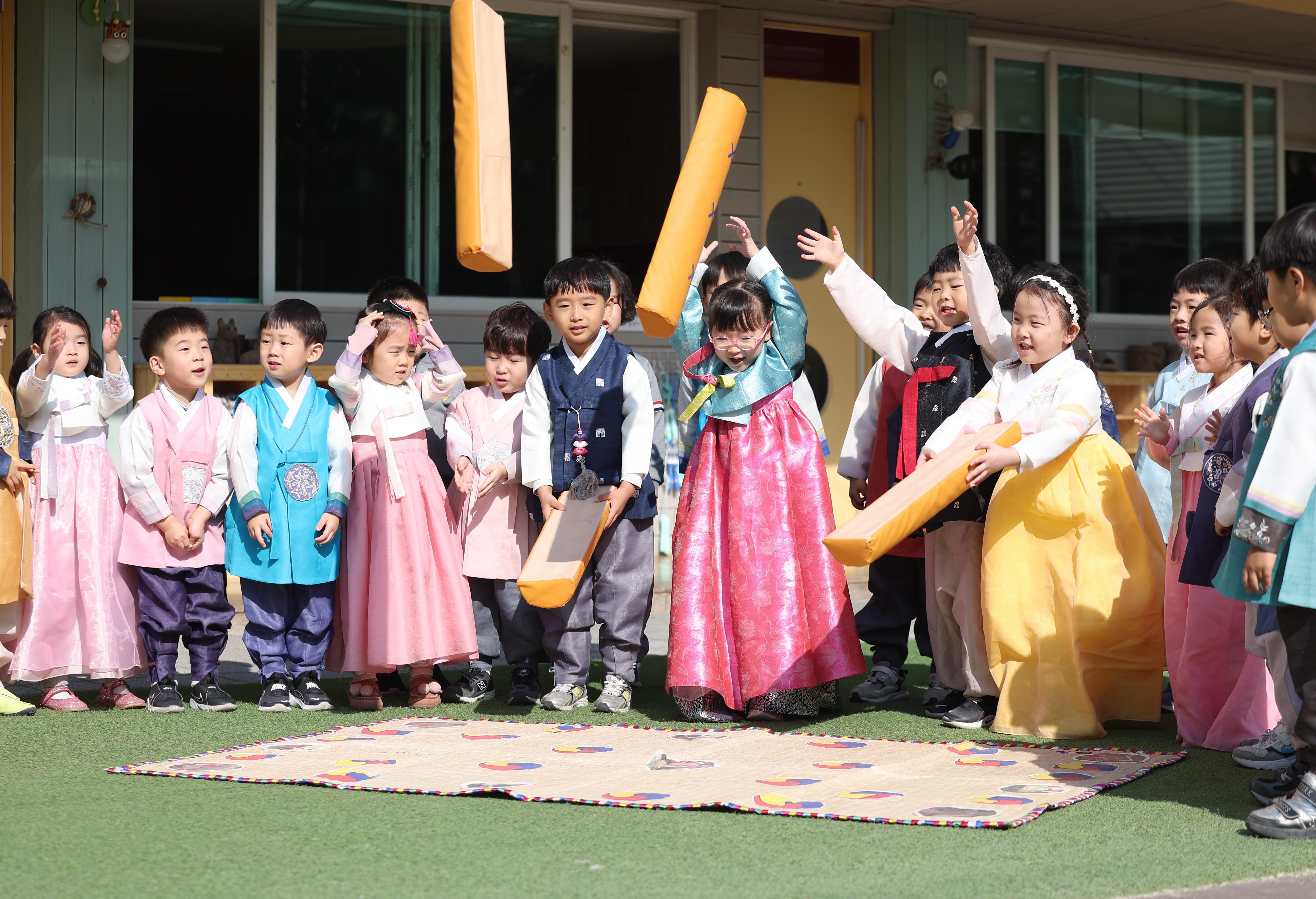 대구 북구 대원유치원에서 설날을 맞아 어린이들이 한복을 차려입고 윷놀이를 즐기고 있다. /연합뉴스