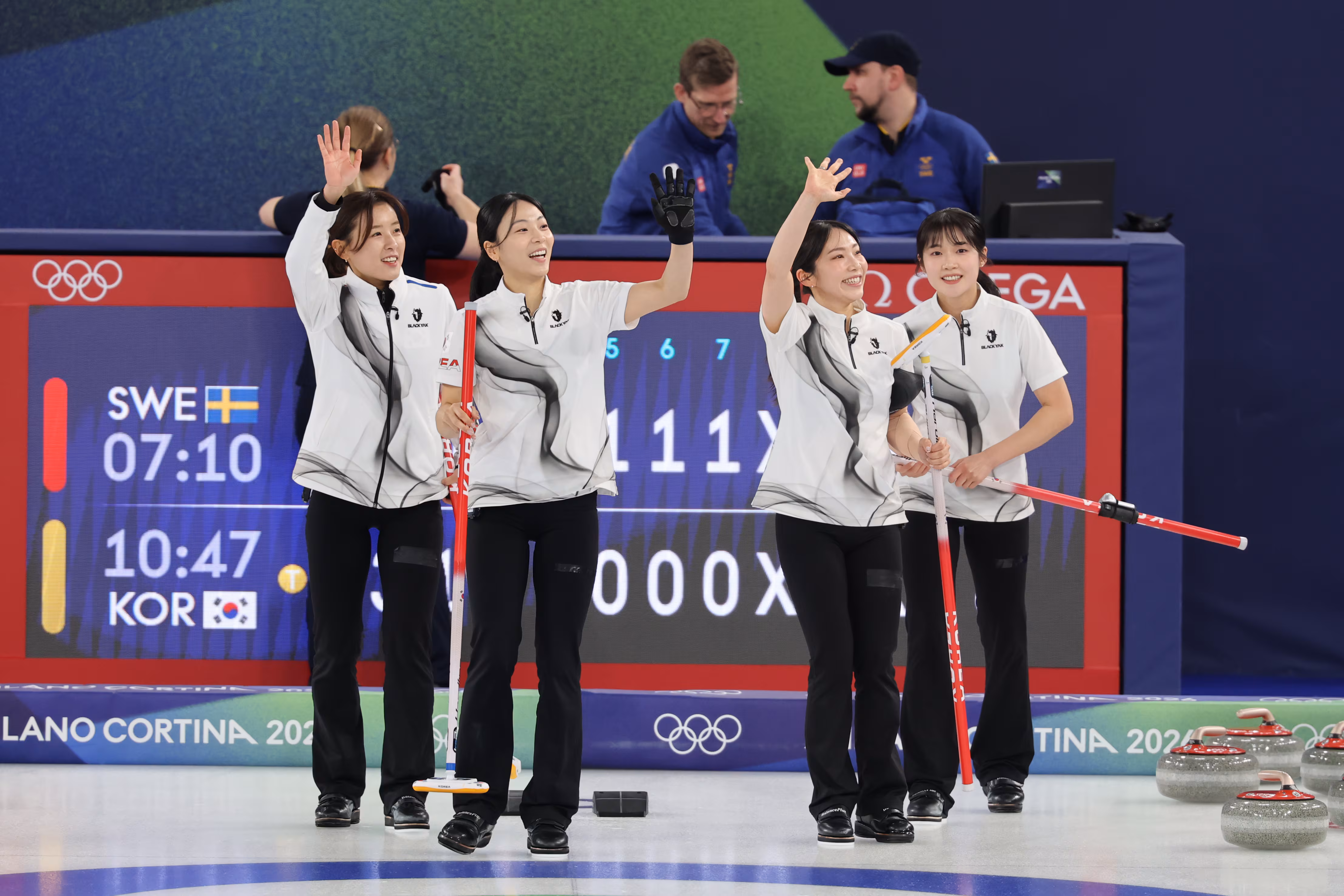 18일(현지 시각) 이탈리아 코르티나담페초 컬링 올림픽 스타디움에서 열린 2026 밀라노ㆍ코르티나담페초 동계올림픽 컬링 여자 라운드로빈 한국과 스웨덴의 경기에서 8-3으로 승리를 거둔 한국 대표팀 선수들이 관중에 손을 흔들고 있다. /연합뉴스