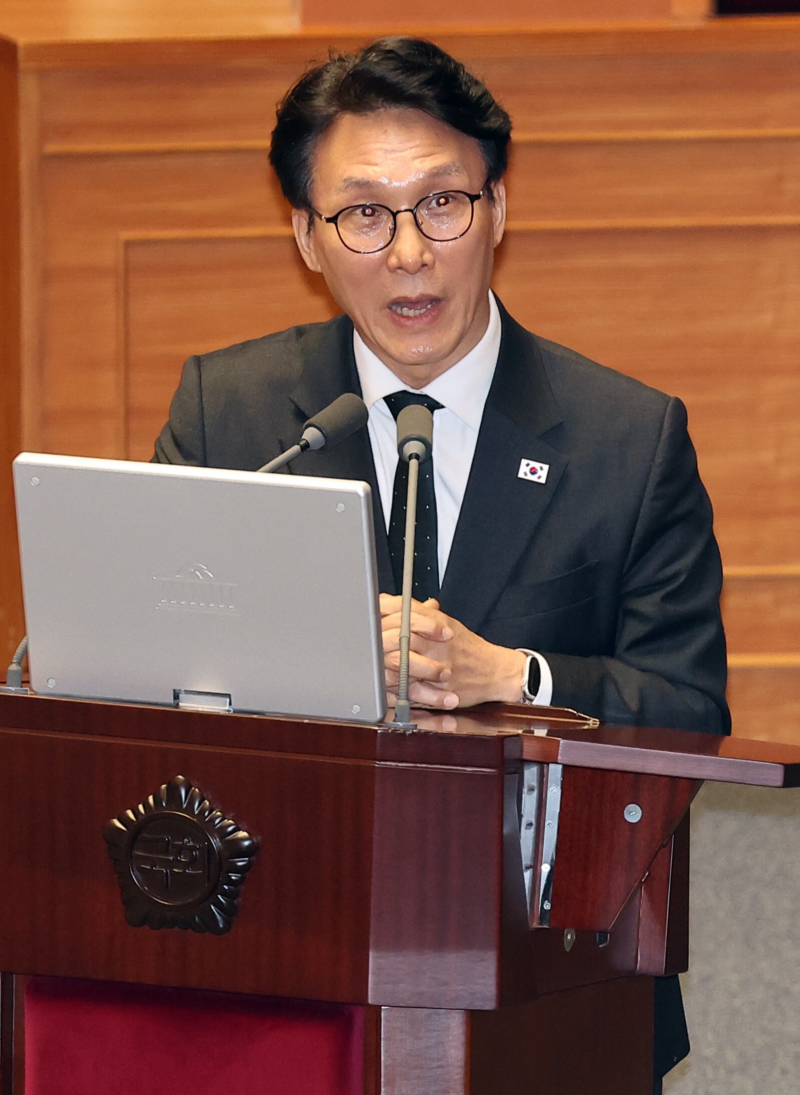 김민석 국무총리가 10일 국회 본회의장에서 열린 경제 분야 대정부질문에서 여야 의원의 질문에 답하고 있다. /연합뉴스