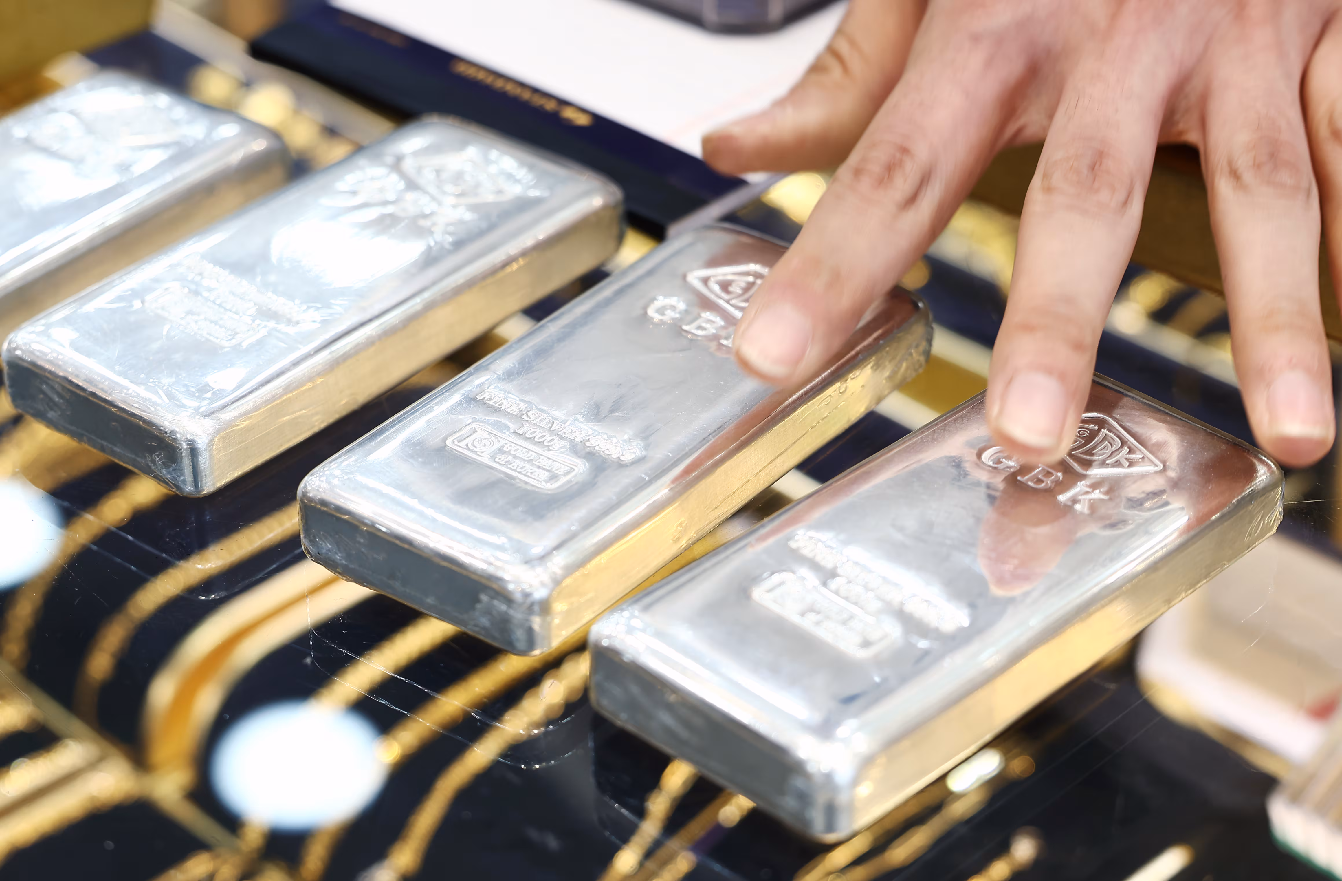 국제 은 가격이 31%, 금 가격이 11% 폭락한 1일 오후 서울 시내 금은방에 실버바가 진열돼 있다. /뉴스1