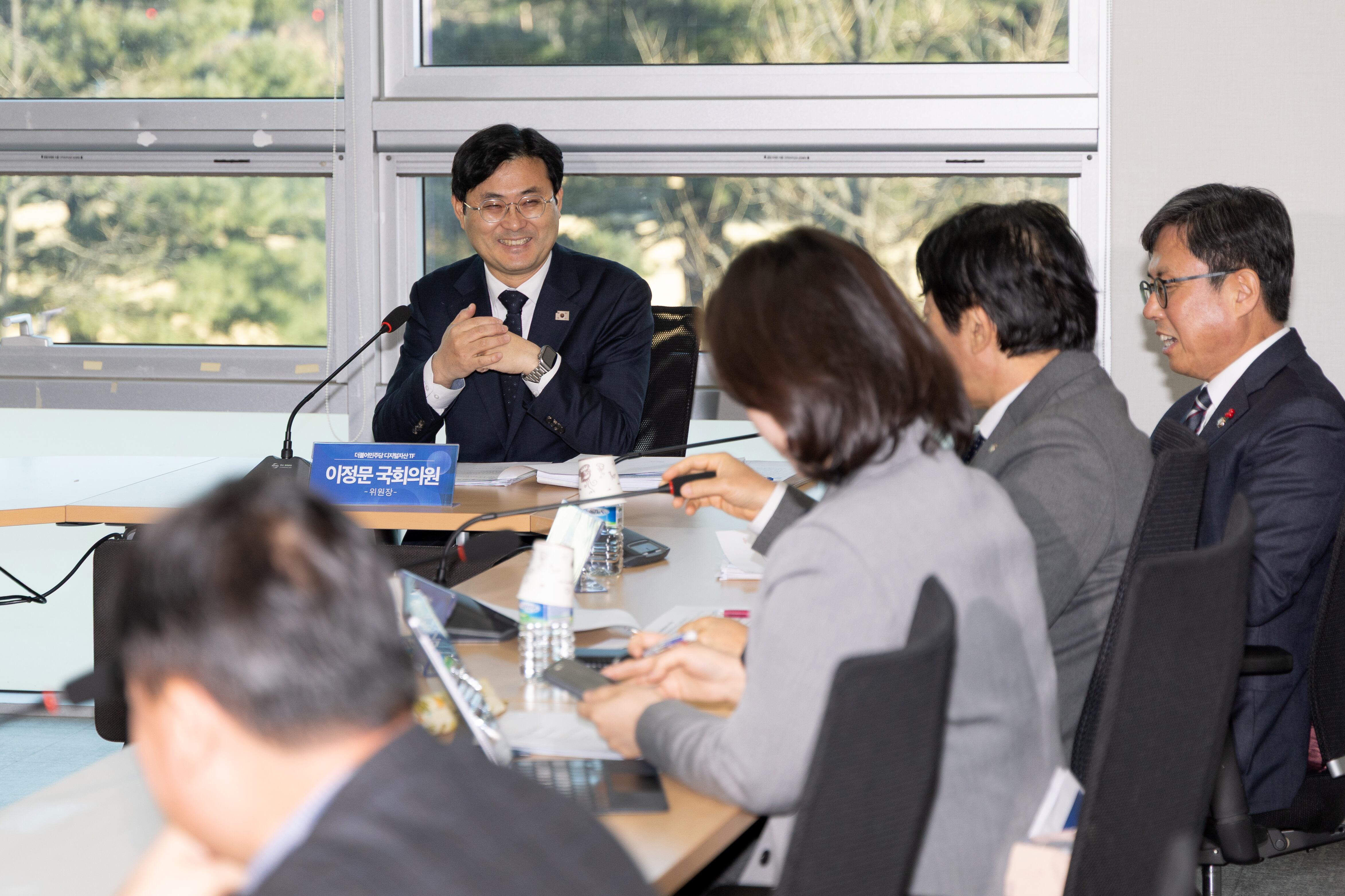 이정문 더불어민주당 디지털자산 TF 위원장이 지난달 28일 서울 여의도 국회 의원회관에서 열린 비공개 TF 회의에서 의원들과 대화하고 있다./뉴스1