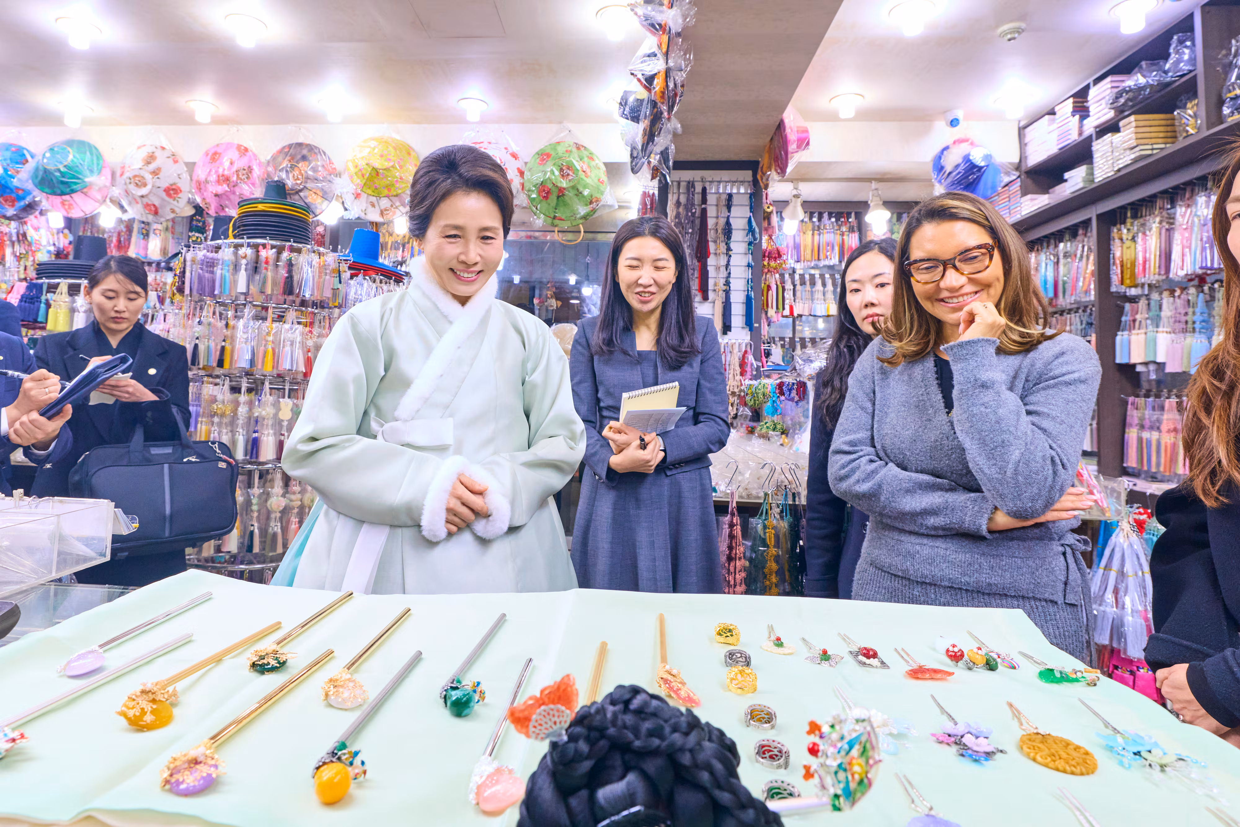 김혜경 여사와 루이스 이나시우 룰라 다시우바 브라질 대통령 부인 호잔젤라 다시우바 여사가 21일 서울 종로구 광장시장 내 한복가게를 찾아 비녀, 뒤꽂이 등을 살펴보고 있다. /청와대 제공