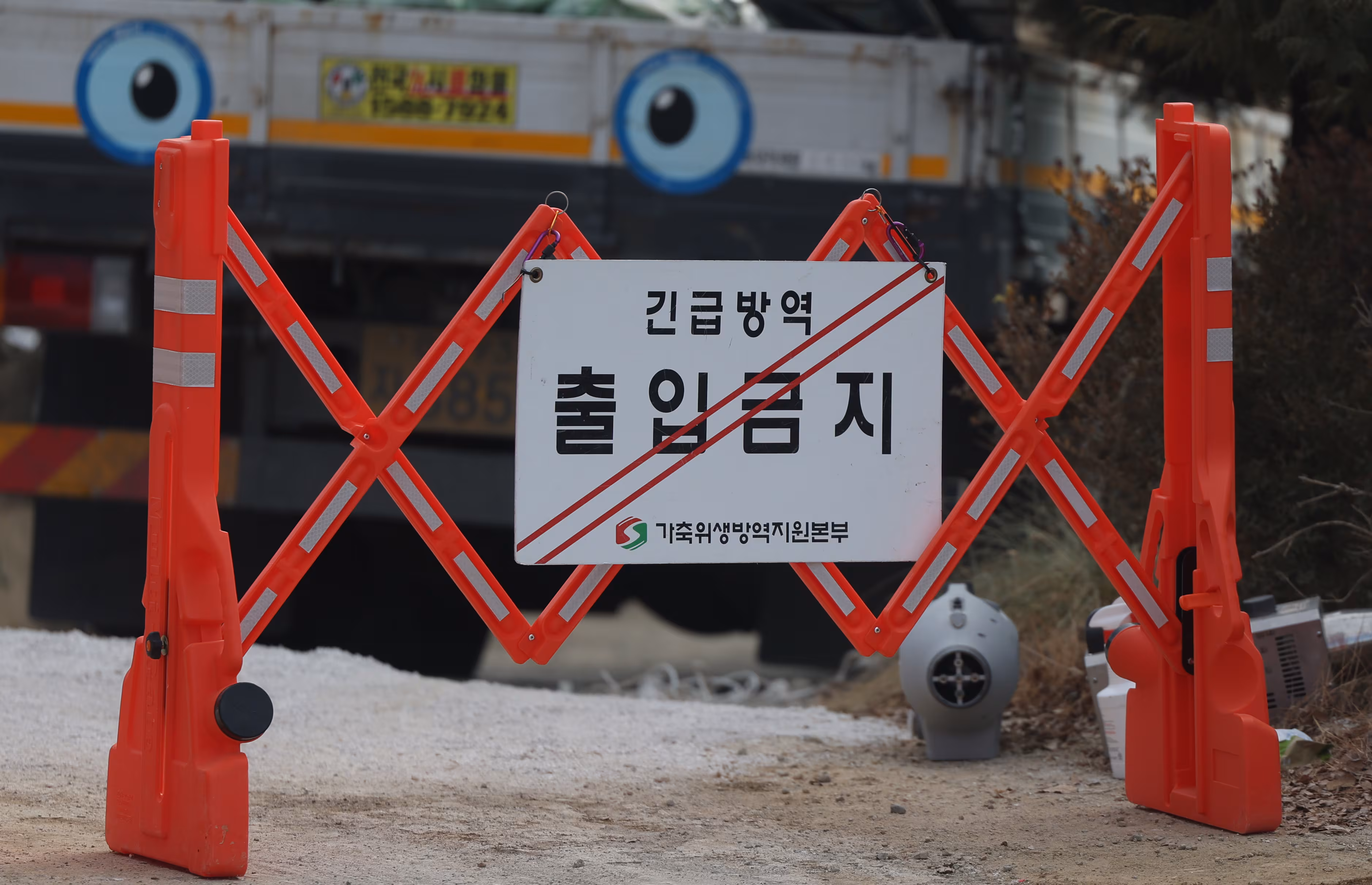 지난 4일 경남 창녕군 대합면 아프리카돼지열병(ASF)이 발생한 돼지 사육 농가 주변에 출입 금지 안내판이 세워져 있다. /연합뉴스