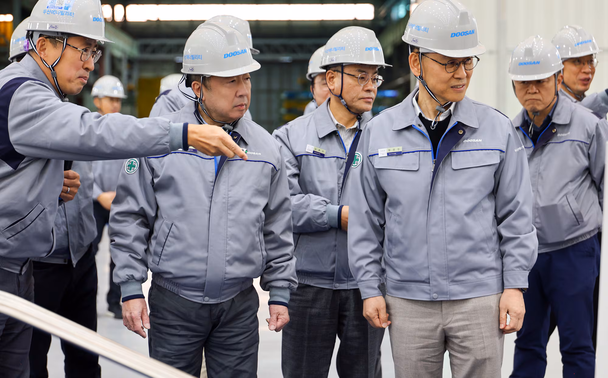 <YONHAP PHOTO-5299> 박정원 두산그룹 회장, 두산에너빌 창원공장 방문 
    (서울=연합뉴스) 박정원 두산그룹 회장이 지난 11일 경남 창원 두산에너빌리티 사업장에서 에너지 사업 현황을 점검하고 있다. 2026.2.12 [두산그룹 제공. 재판매 및 DB 금지]
    photo@yna.co.kr/2026-02-12 13:46:19/
「저작권자 ⓒ 1980-2026 ㈜연합뉴스. 무단 전재 재배포 금지, AI 학습 및 활용 금지」