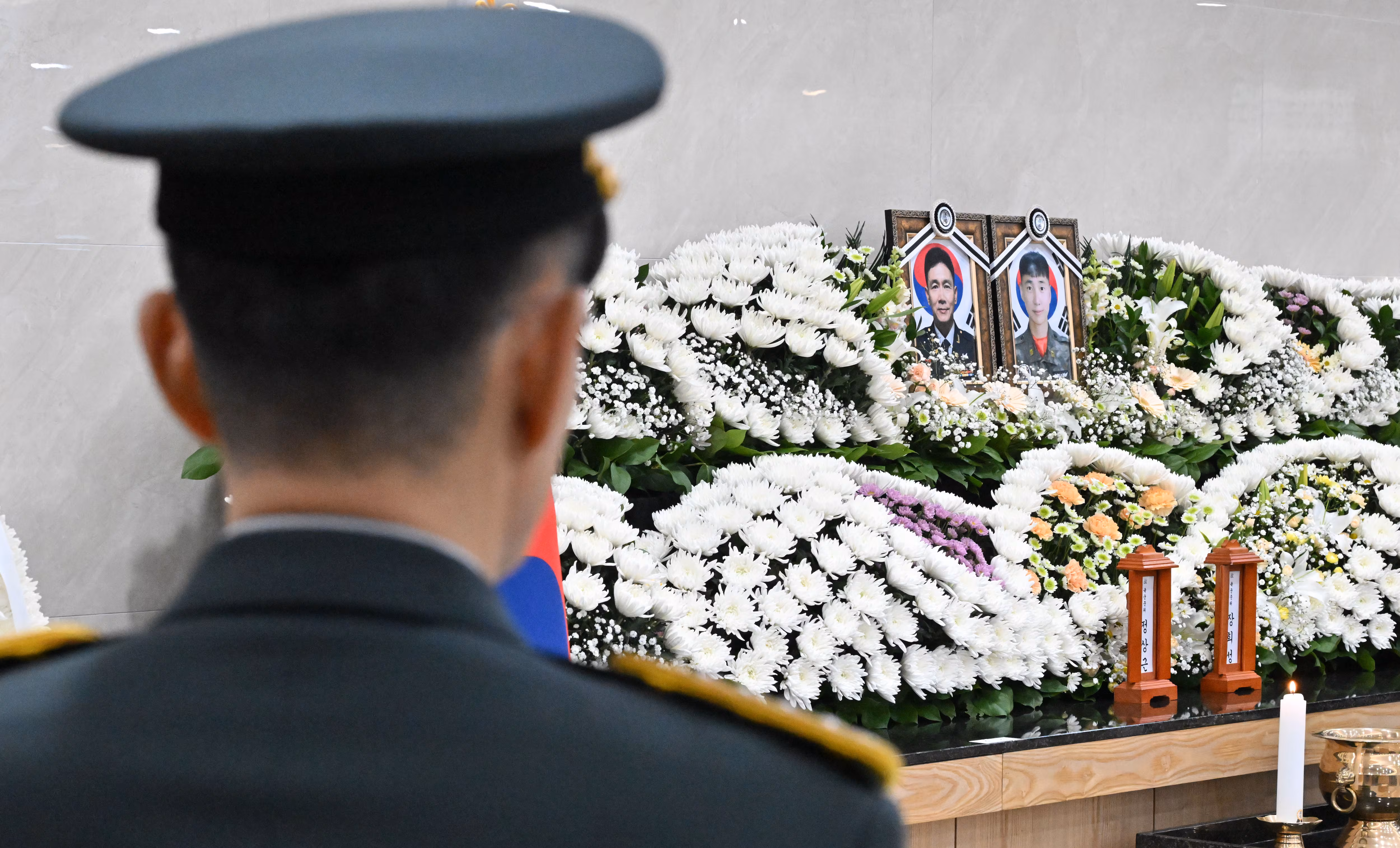 지난 12일 오전 경기 성남시 분당구 국군수도병원 장례식장에서 코브라 헬기 추락으로 순직한 故 장희성·정상근 준위의 영결식이 진행되고 있다./사진공동취재단