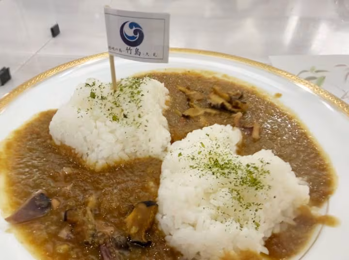 19일 일본 시마네현청 지하 구내식당에서 독도 영유권 주장을 위해 판매 중인 ‘다케시마 카레’. /서경덕 교수 페이스북 캡처