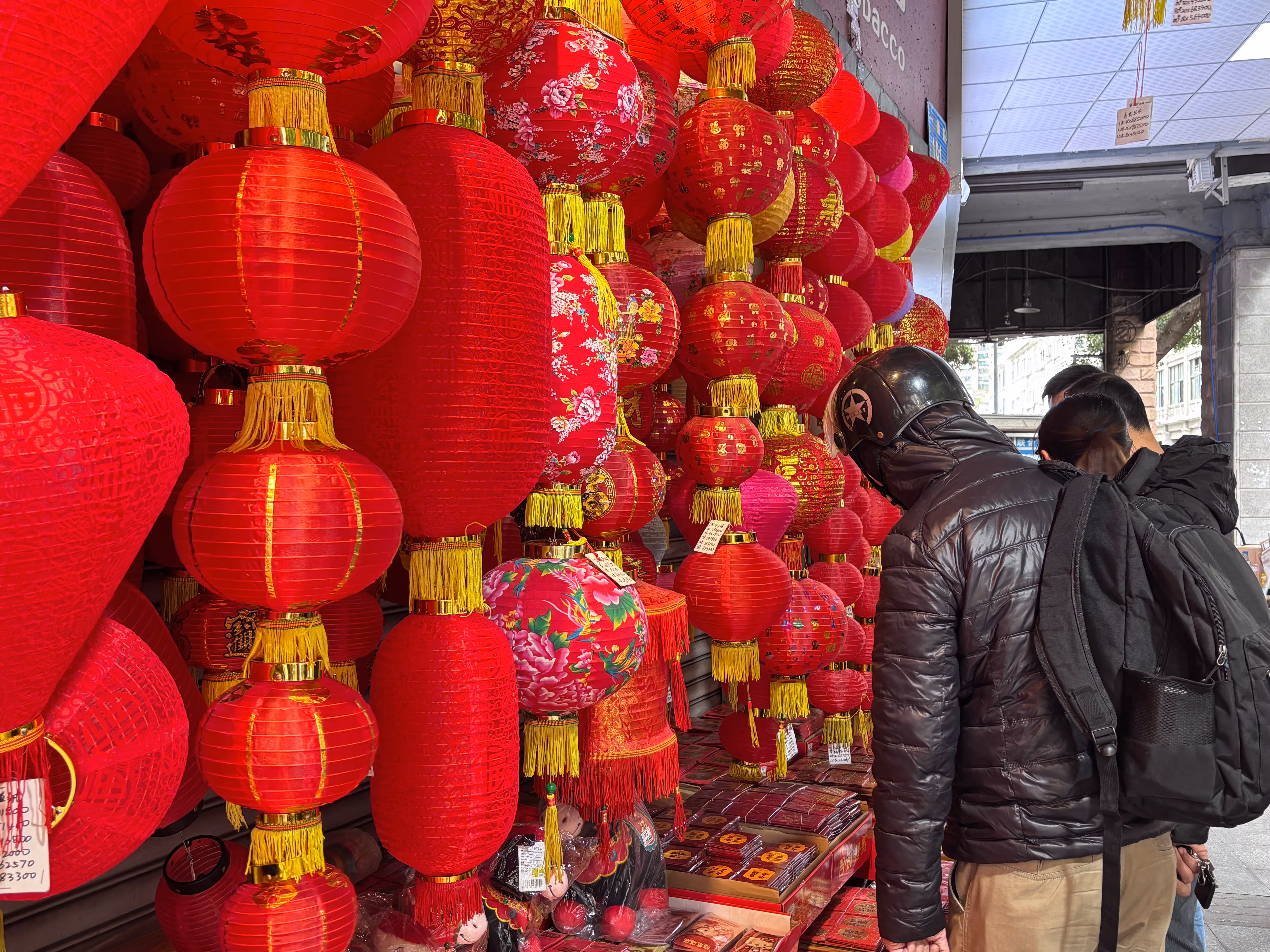 2025년 12월 새해를 앞둔 광저우의 한 시장에 춘제 용품들이 진열돼 있다. /광저우=이은영 특파원