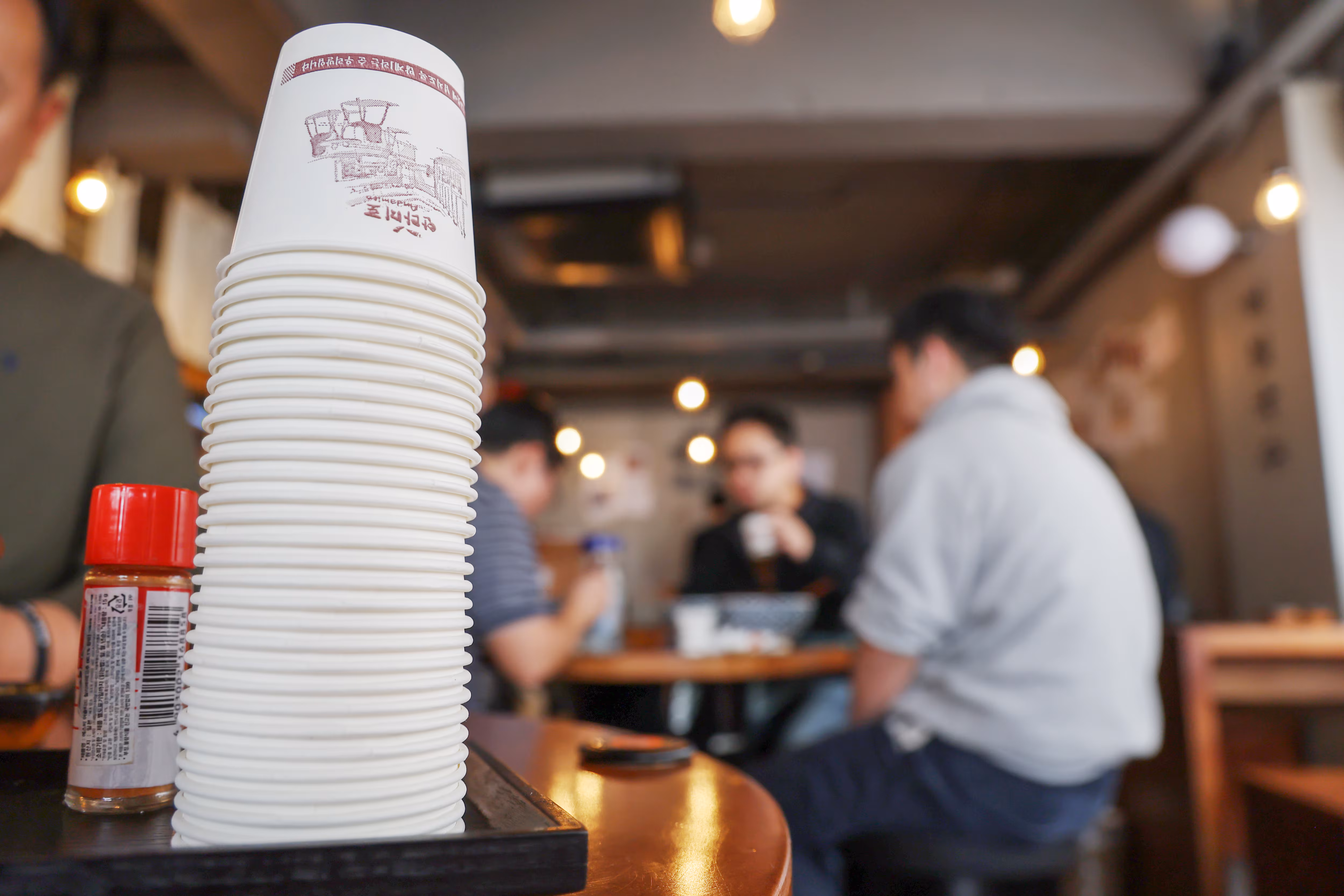 서울 시내 한 식당 내 테이블에 종이컵이 쌓아 올려져 있다. /뉴스1