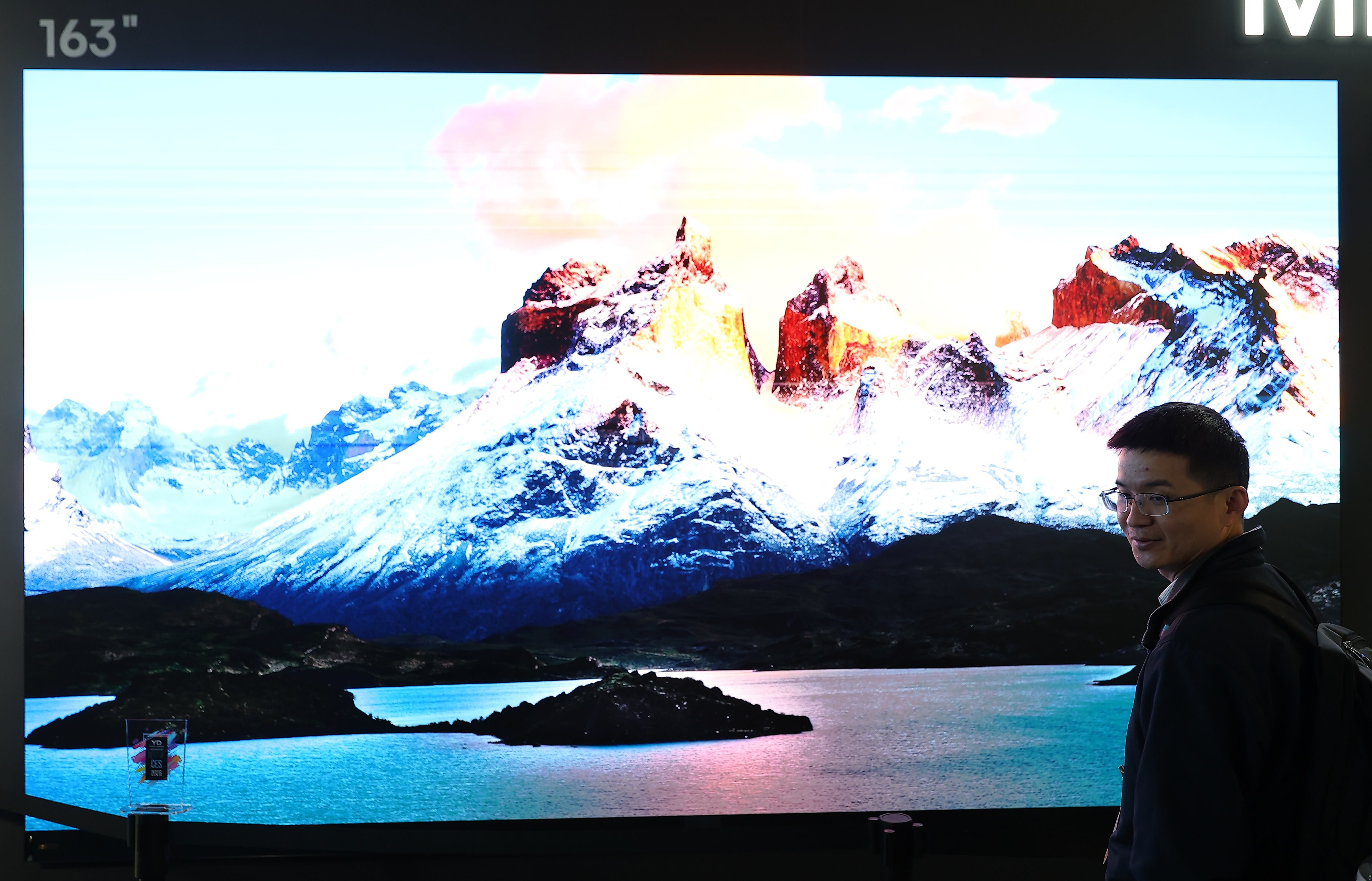 CES 기간 미국 네바다주 라스베이거스 컨벤션센터(LVCC) 중국 기업 하이센스 부스에 163인치 마이크로 LED TV가 전시돼 있다./연합뉴스