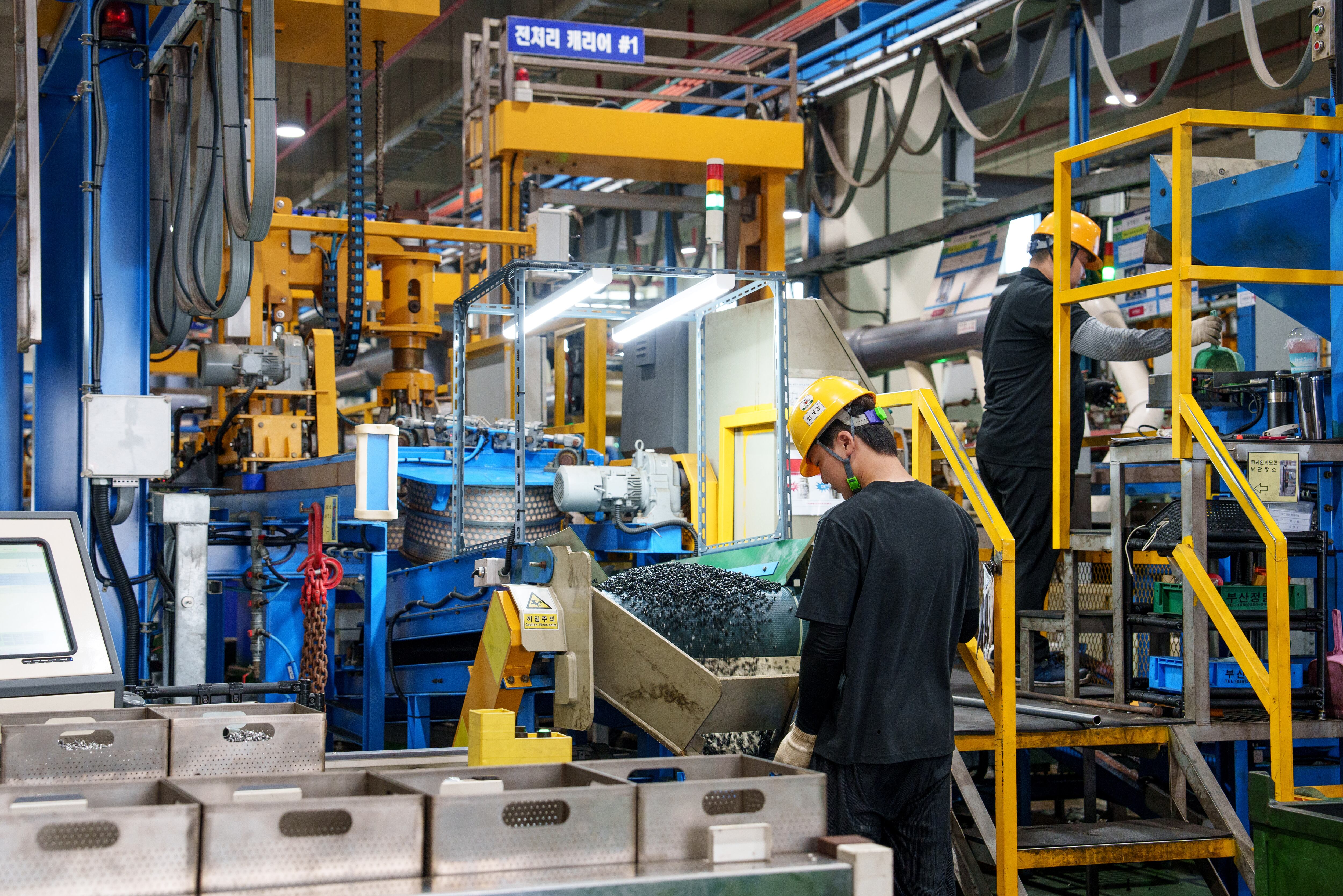 부산 강서구 송정동 동아플레이팅 도금공장. 자동차 시트용 볼트가 자동화 레일을 따라 절삭유 제거와 아연 도금, 수세, 건조 등 공정을 거쳐 생산되고 있다. /동아플레이팅 제공