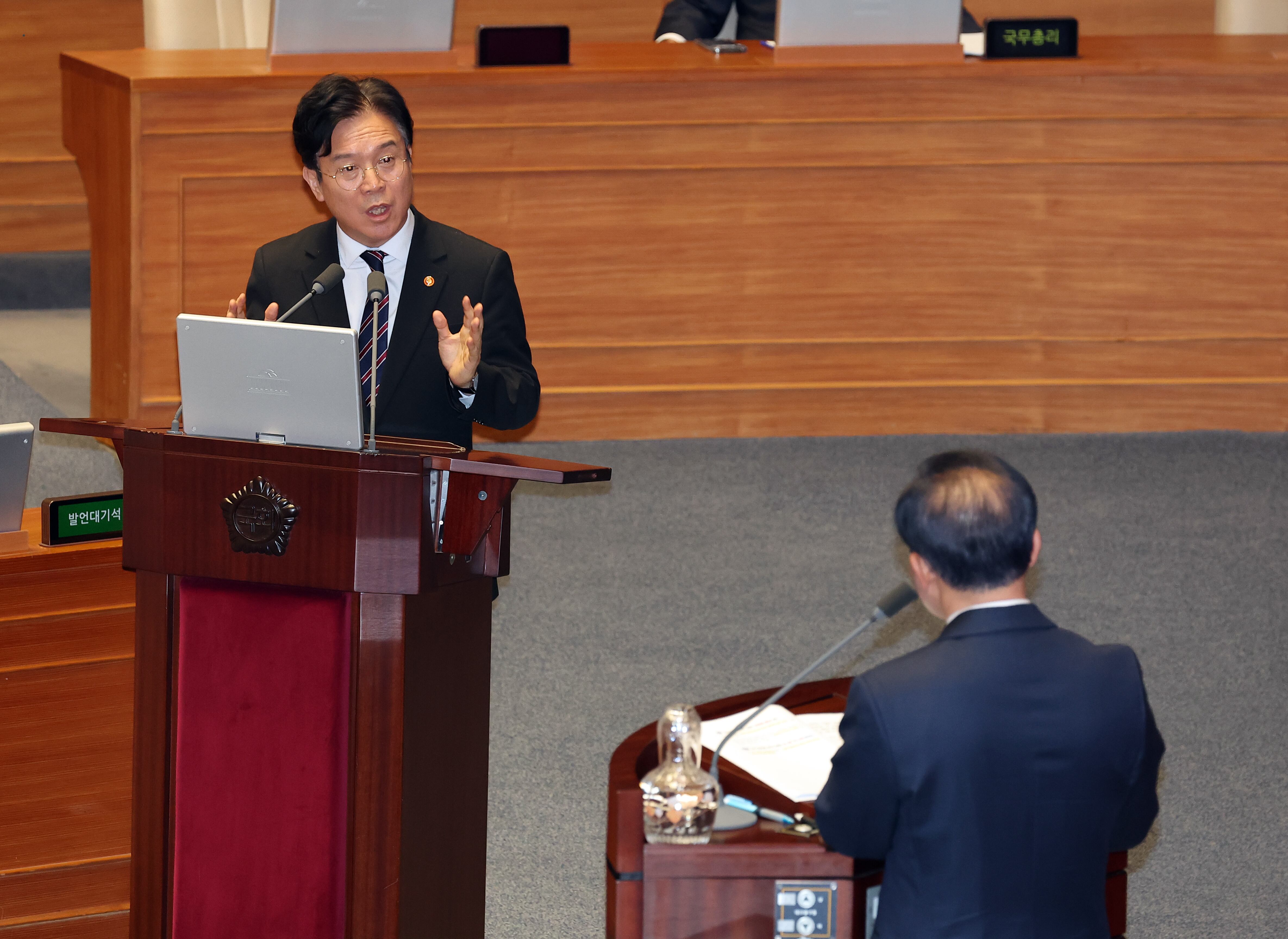  김영훈 고용노동부 장관이 11일 국회 본회의장에서 열린 교육·사회·문화 분야 대정부질문에서 여야 의원의 질문에 답하고 있다. /연합
