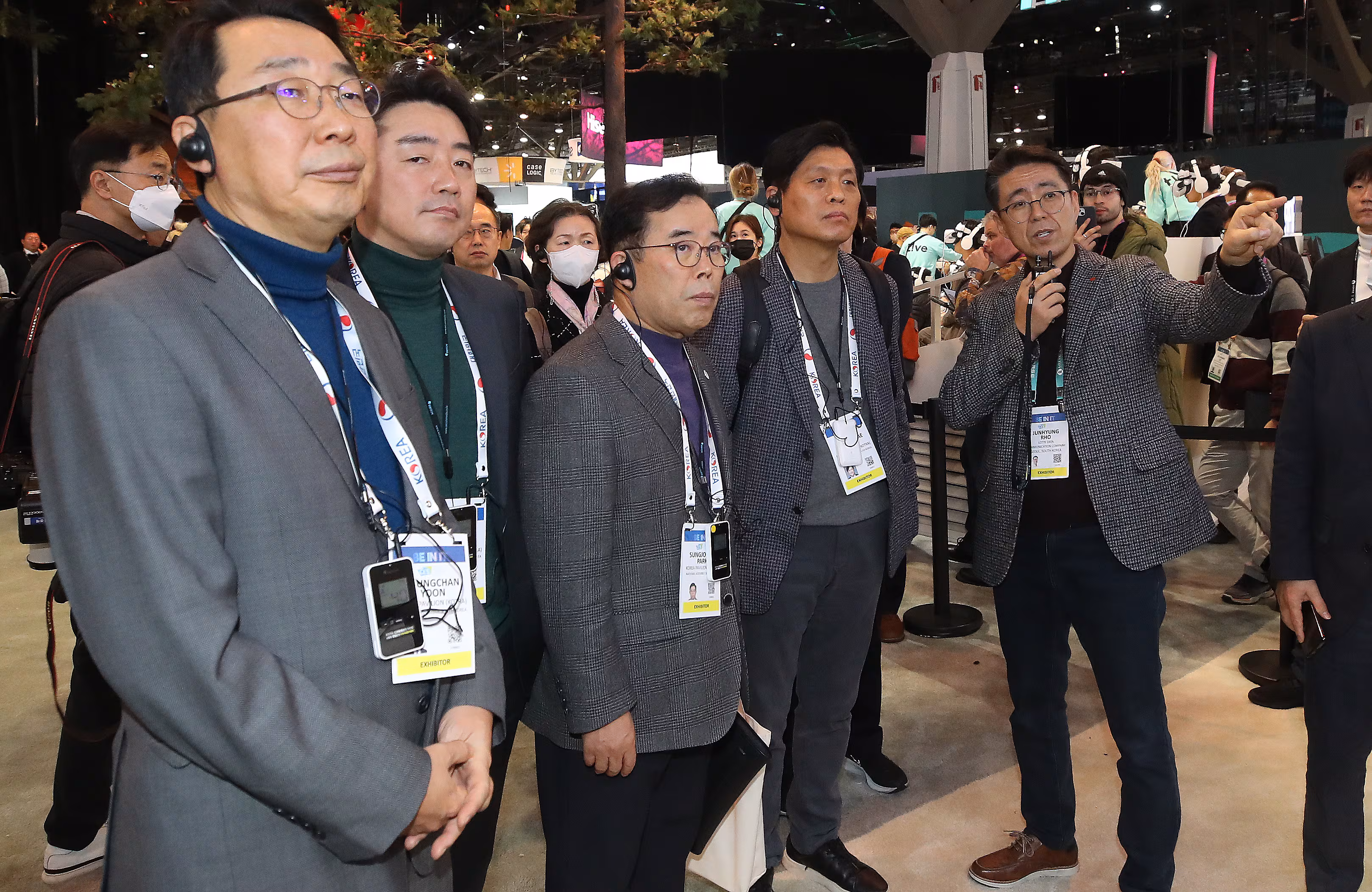 세계 최대 가전·IT 박람회 'CES 2023' 개막일인 2023년 1월 5일(현지 시각) 미국 네바다주 라스베이거스 컨벤션센터(LVCC) 중앙홀에 마련된 롯데정보통신 전시관에서 당시 국회 과학기술정보통신위원회 소속 국민의힘 박성중, 허은아, 김병욱 의원과 더불어민주당 조승래, 윤영찬, 강훈식 의원 등이 노준형 롯데정보통신 대표(오른쪽 첫 번째)의 설명을 듣고 있다./뉴스1